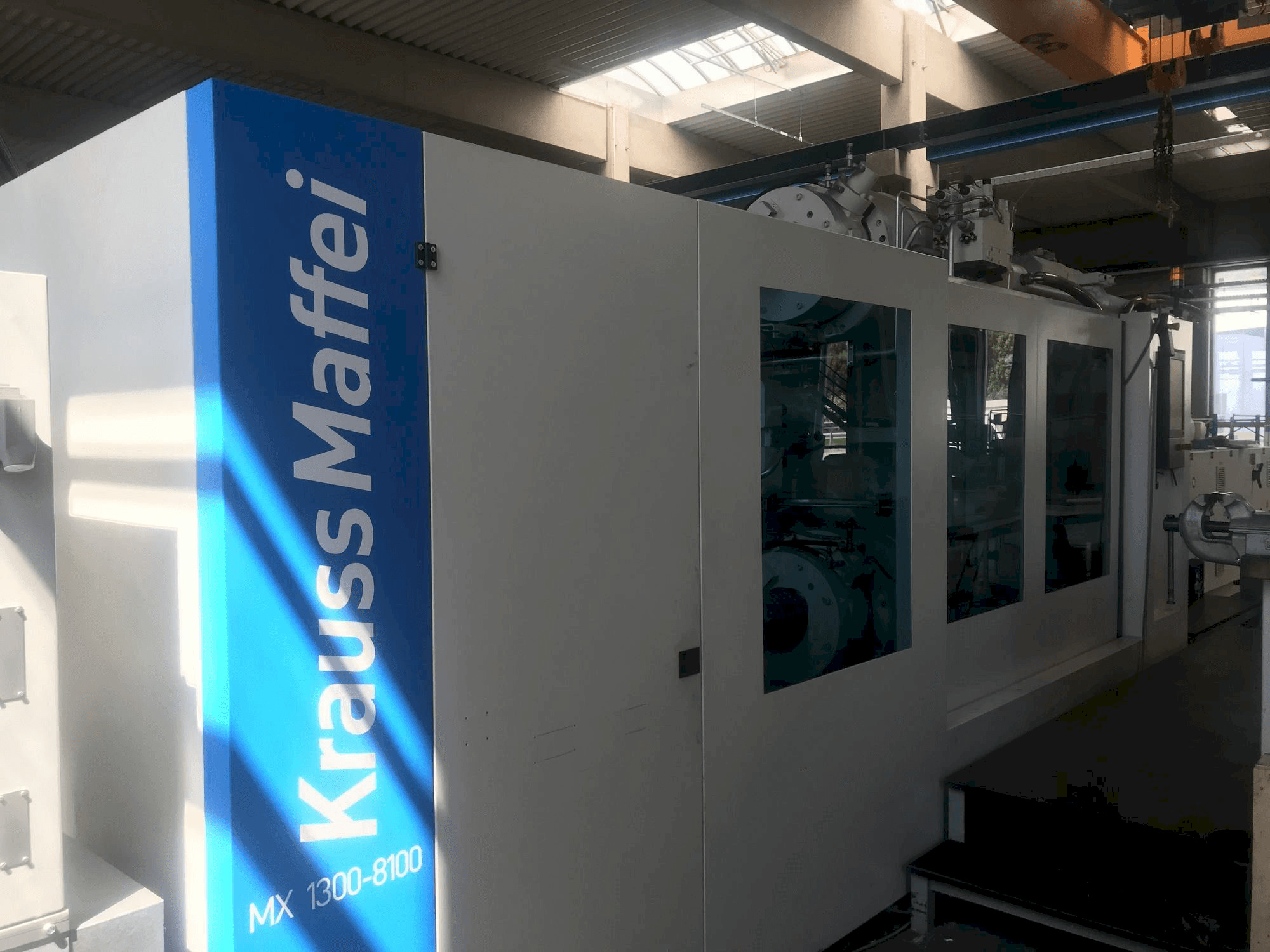 Krauss Maffei 1300-8100 MX Mašinos vaizdas iš priekio