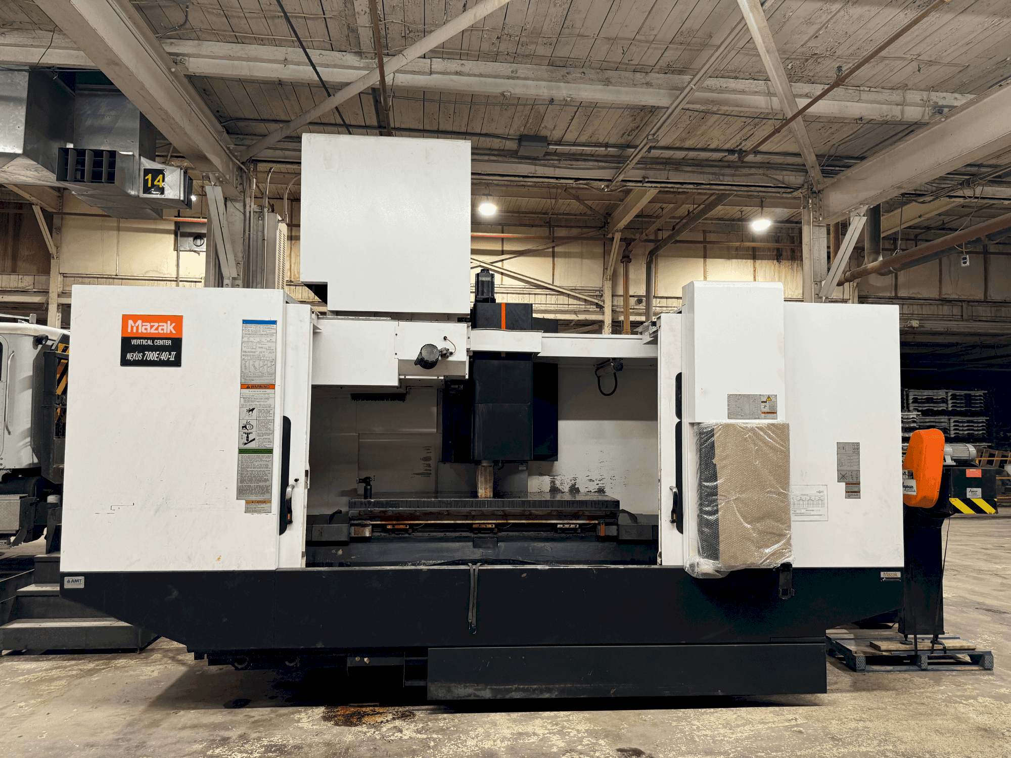 Mazak VCN 700E/40-II Mašinos vaizdas iš priekio