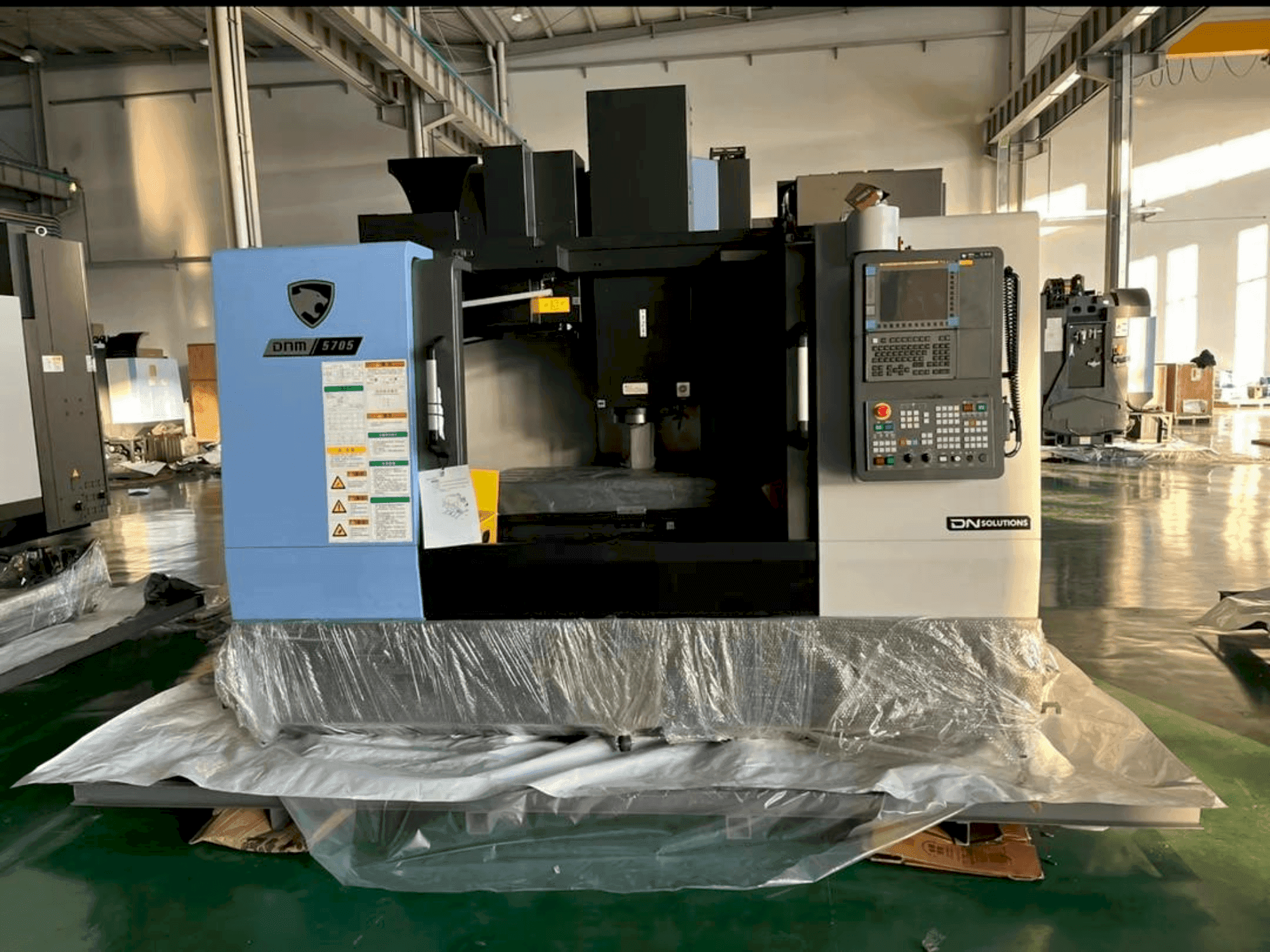 DOOSAN Dnm 5705 Mašinos vaizdas iš priekio