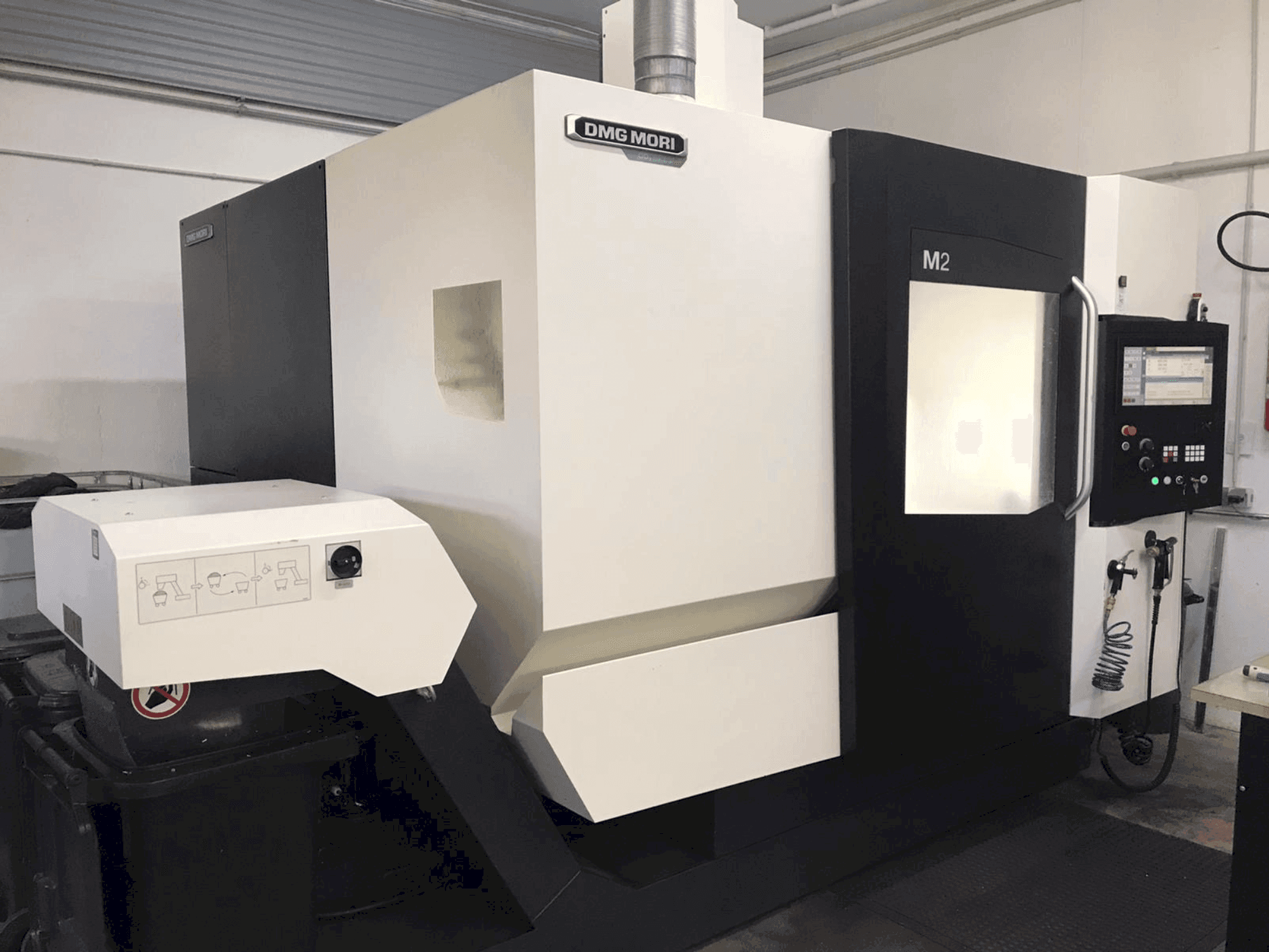 DMG MORI M2 Mašinos vaizdas iš priekio