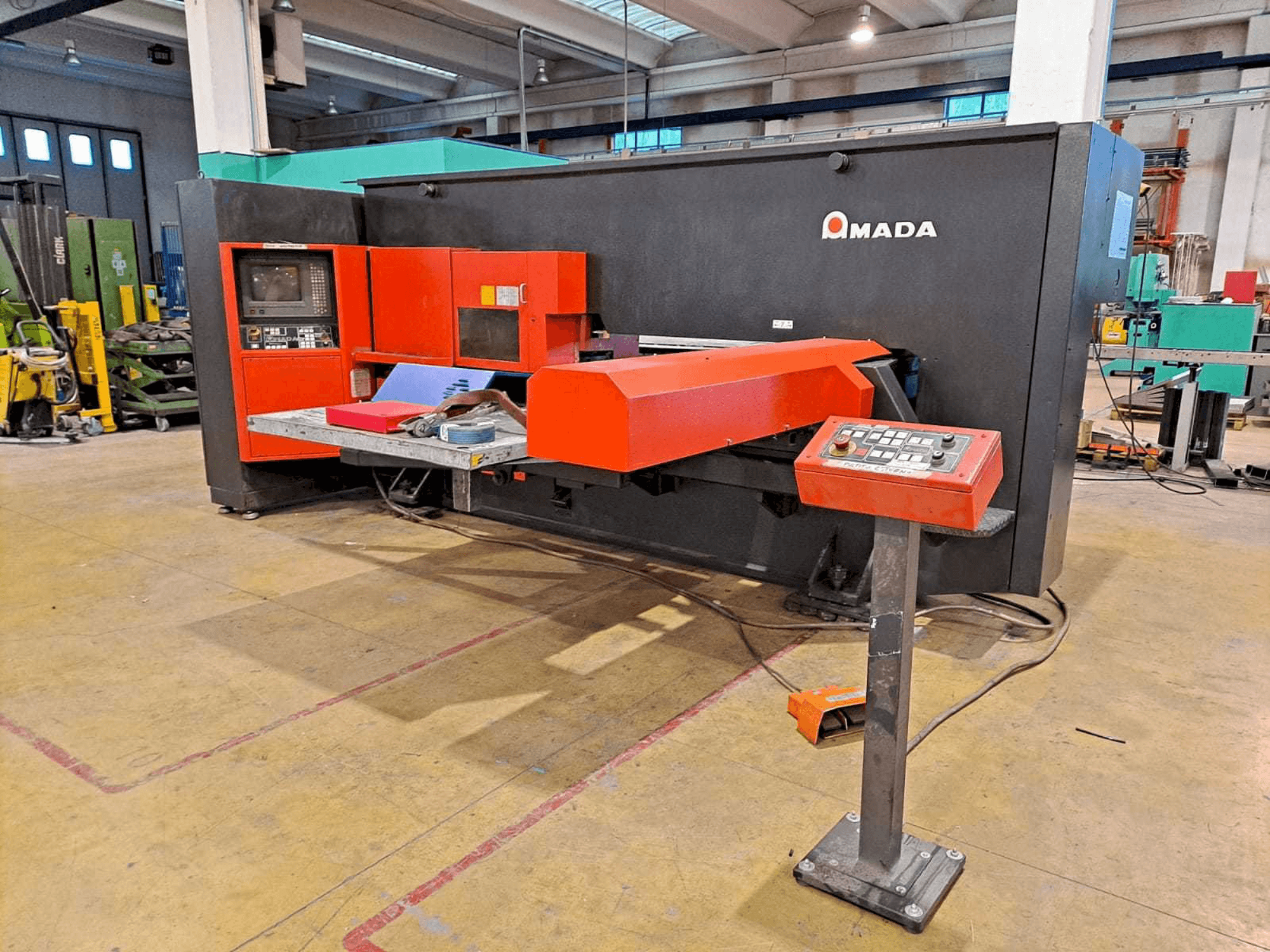 AMADA ARCADE 212 Mašinos vaizdas iš priekio