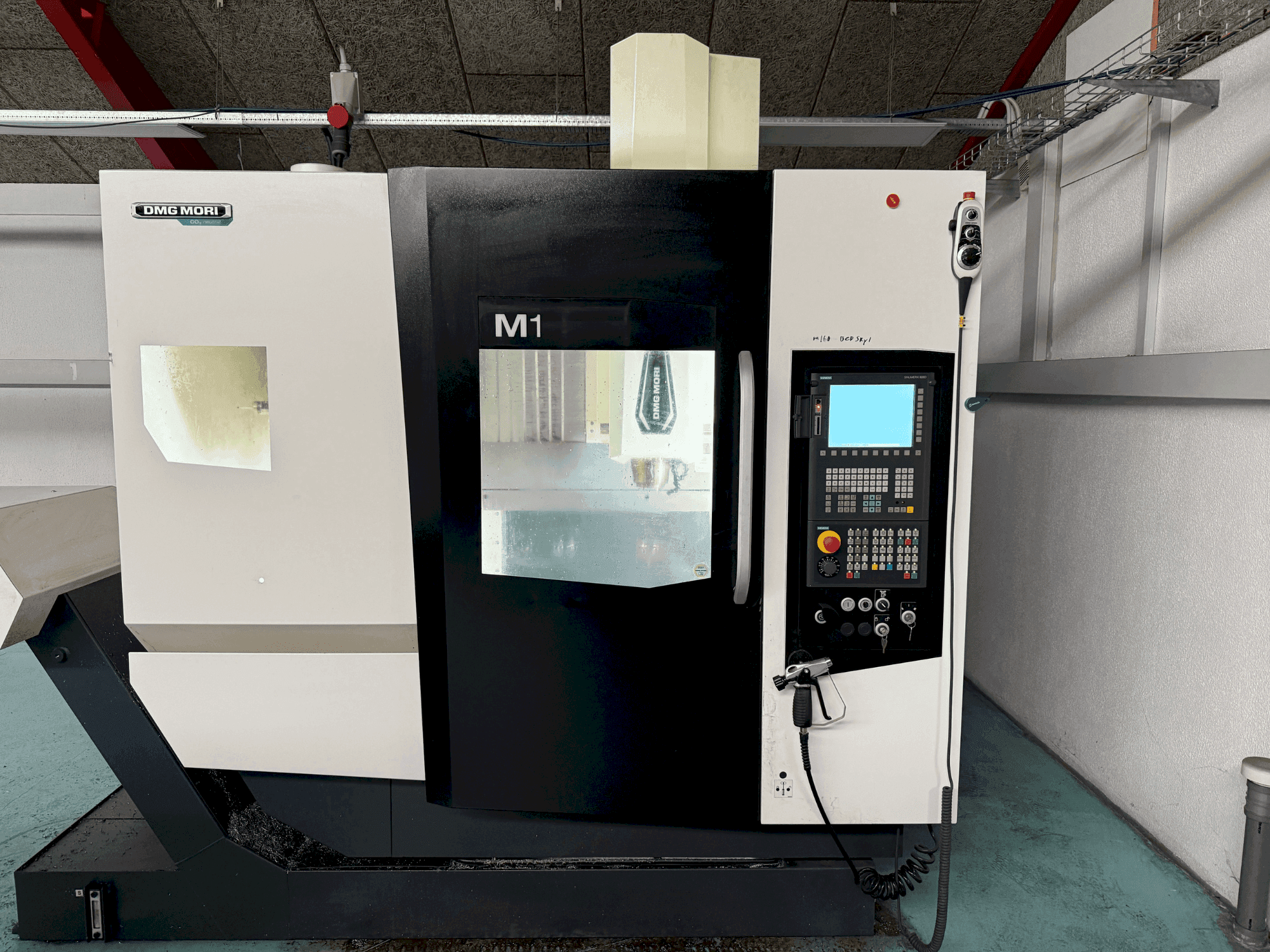 DMG MORI M1 Pro Mašinos vaizdas iš priekio