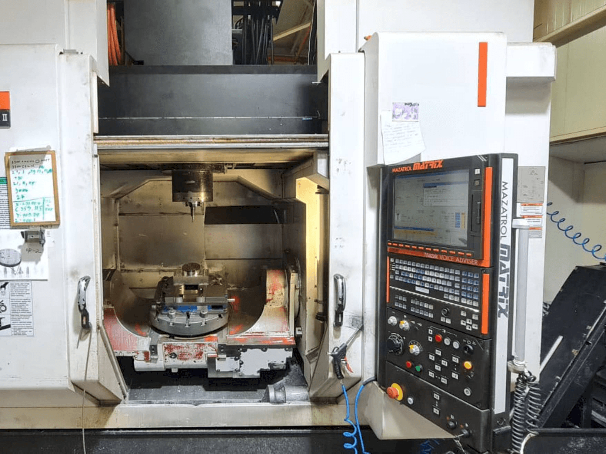 Mazak VARIAXIS 730-5X II Mašinos vaizdas iš priekio