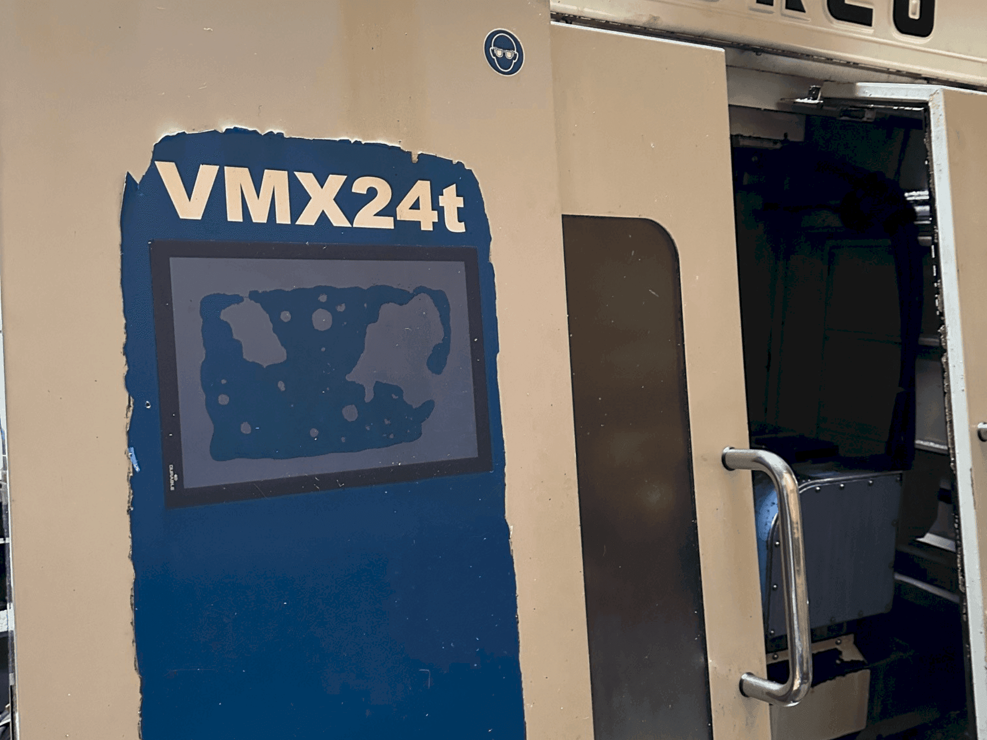 Hurco VMX24t Mašinos vaizdas iš priekio