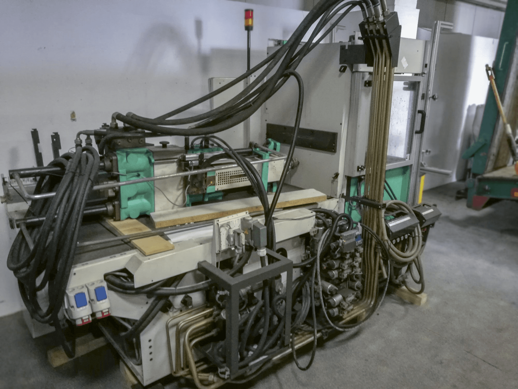 Arburg 420C 800-250 Mašinos vaizdas iš priekio