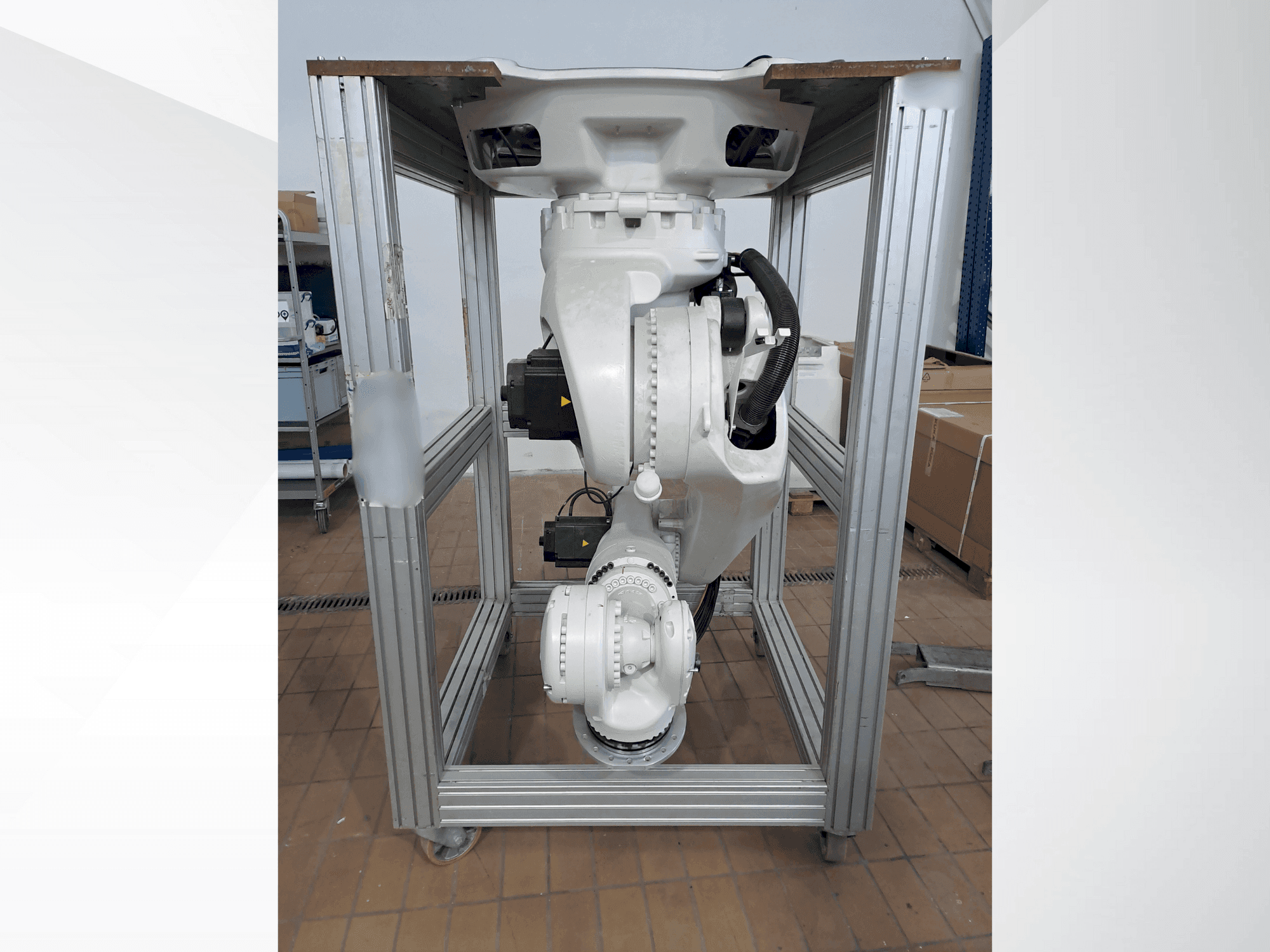 KUKA KR270 R2700 C ultra MED (2015) Mašinos vaizdas iš priekio