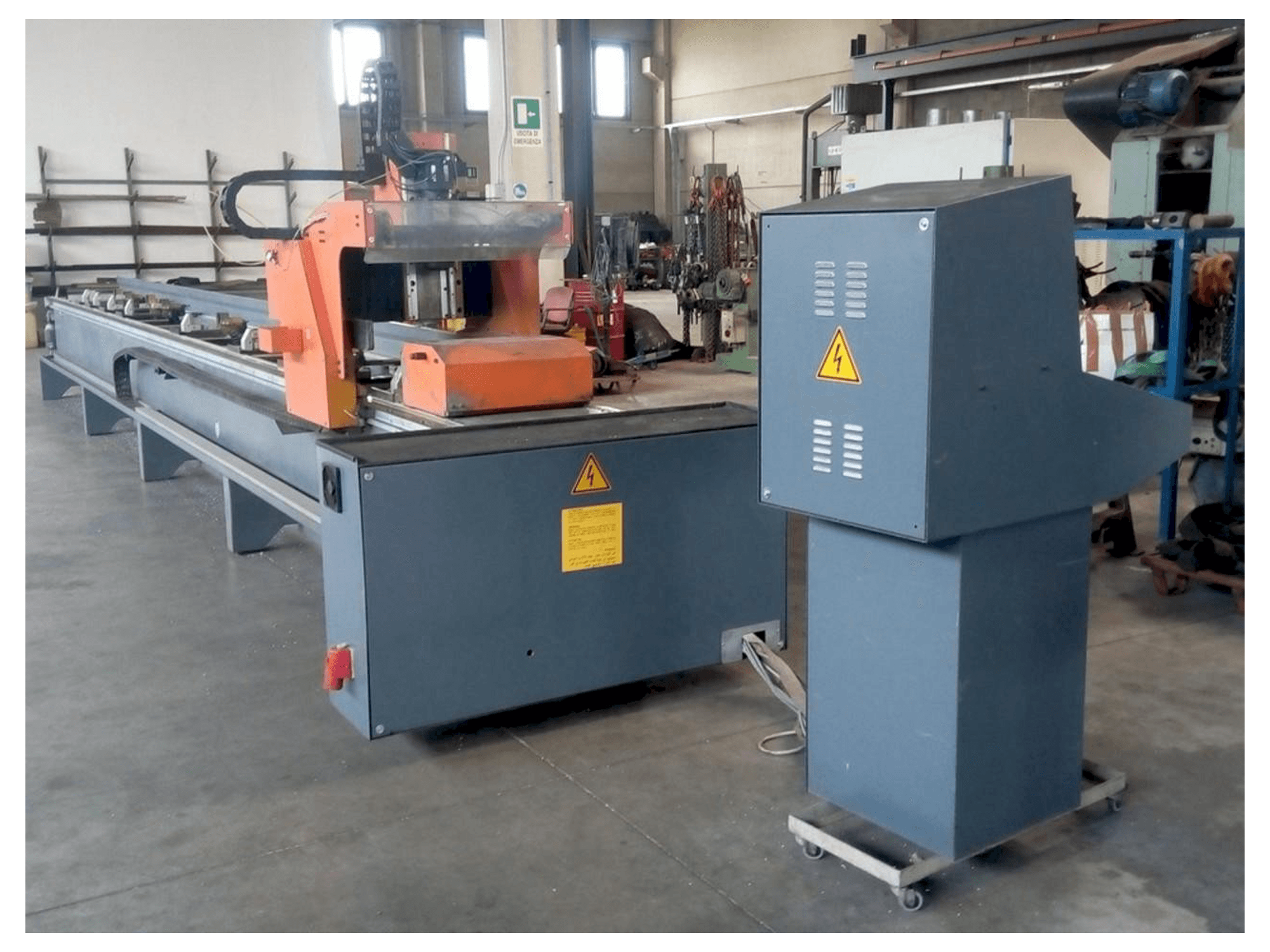 Tekna UT 426/3 Mašinos vaizdas iš priekio