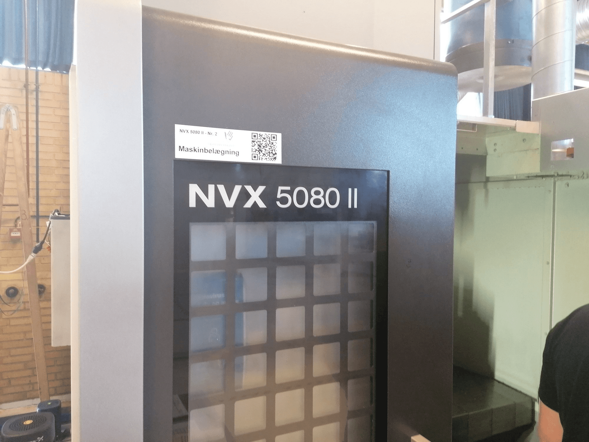 DMG MORI NVX 5080II Mašinos kairės pusės vaizdas