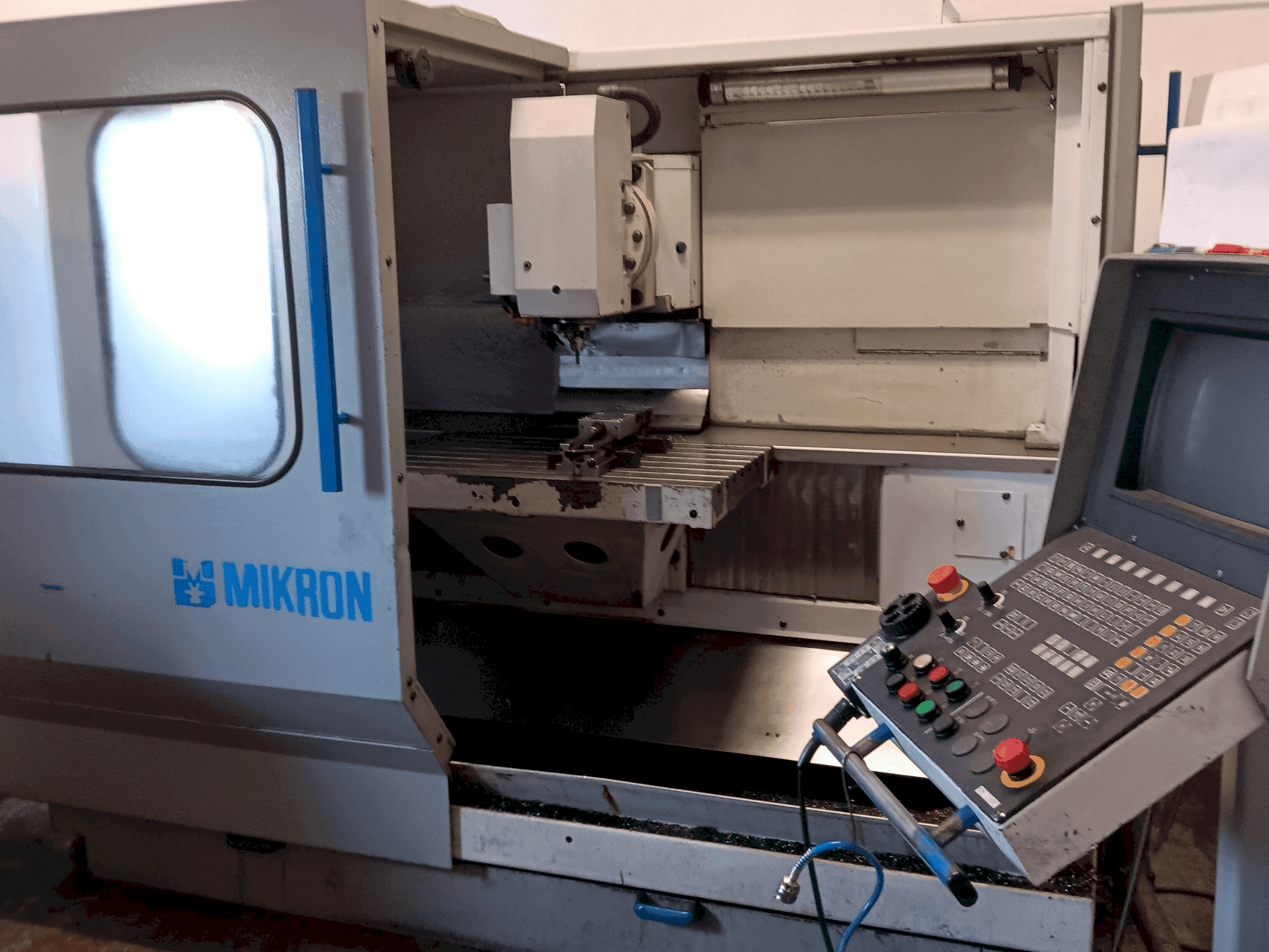 MIKRON UM 600 Mašinos vaizdas iš priekio