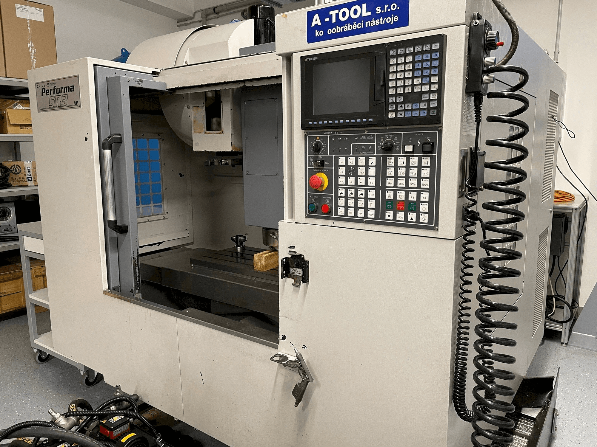 Akira Seiki SR3XP Mašinos vaizdas iš priekio