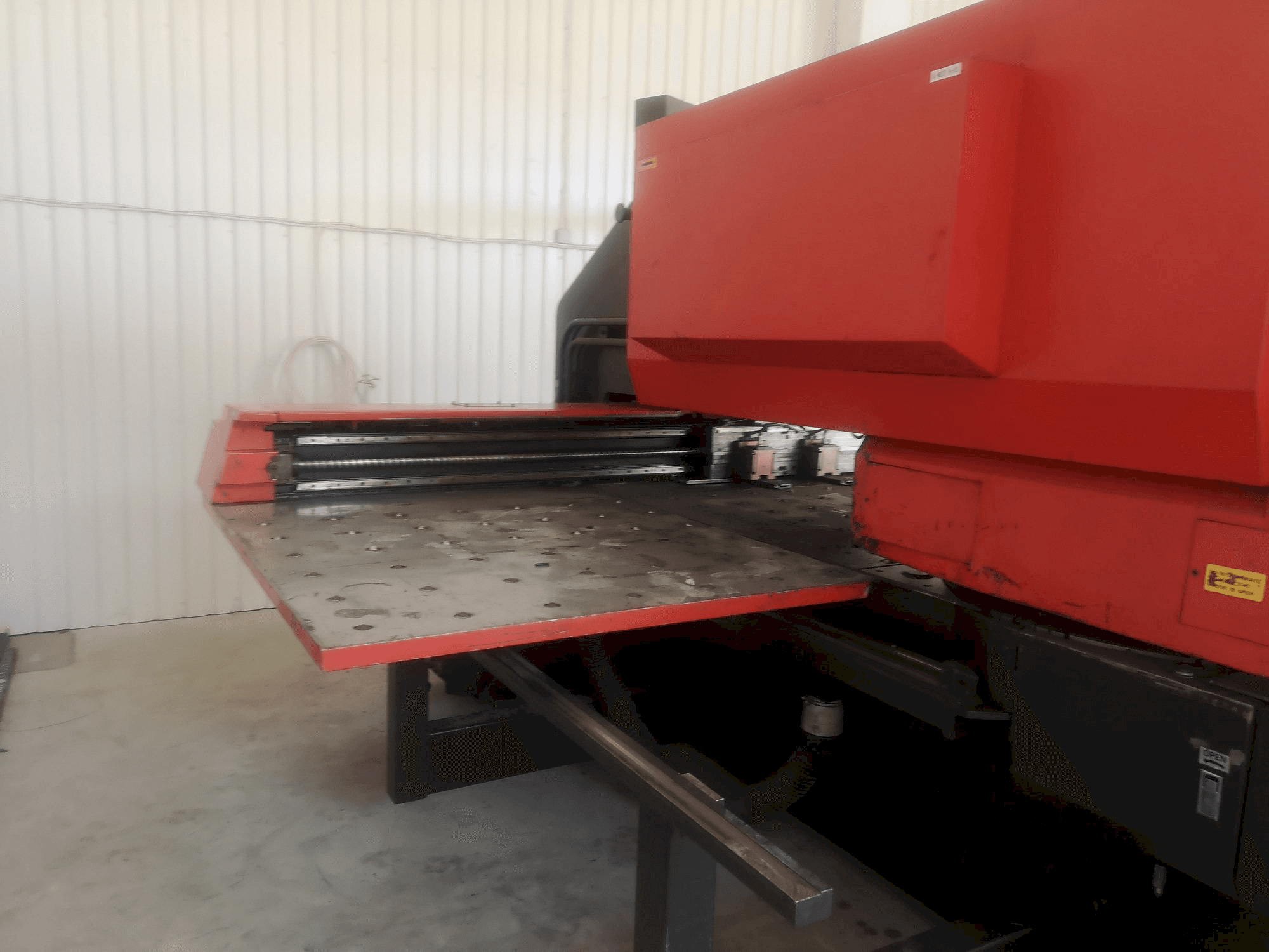 AMADA Mašinos vaizdas iš priekio