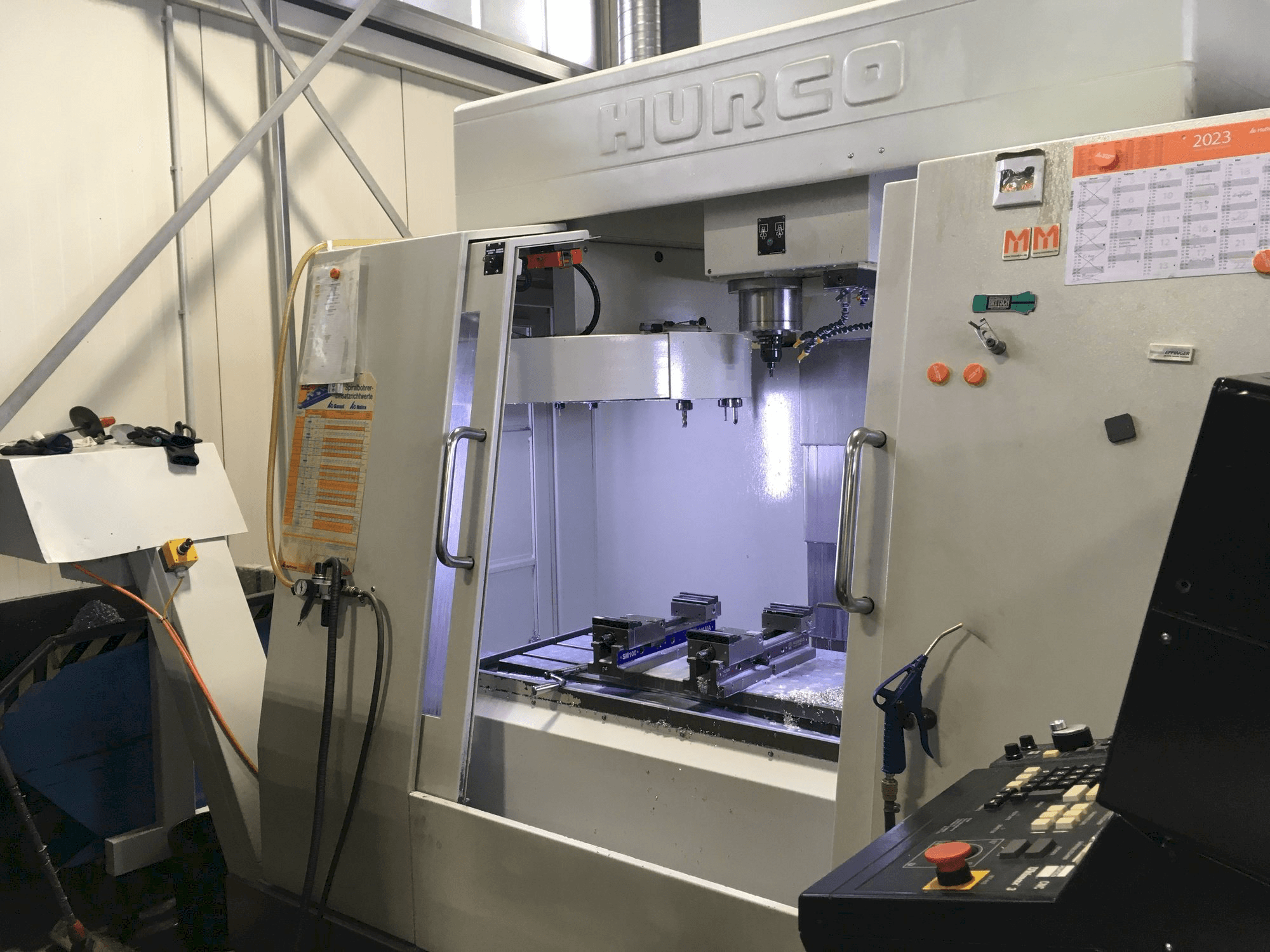 Hurco BAC 30 HTM Mašinos vaizdas iš priekio