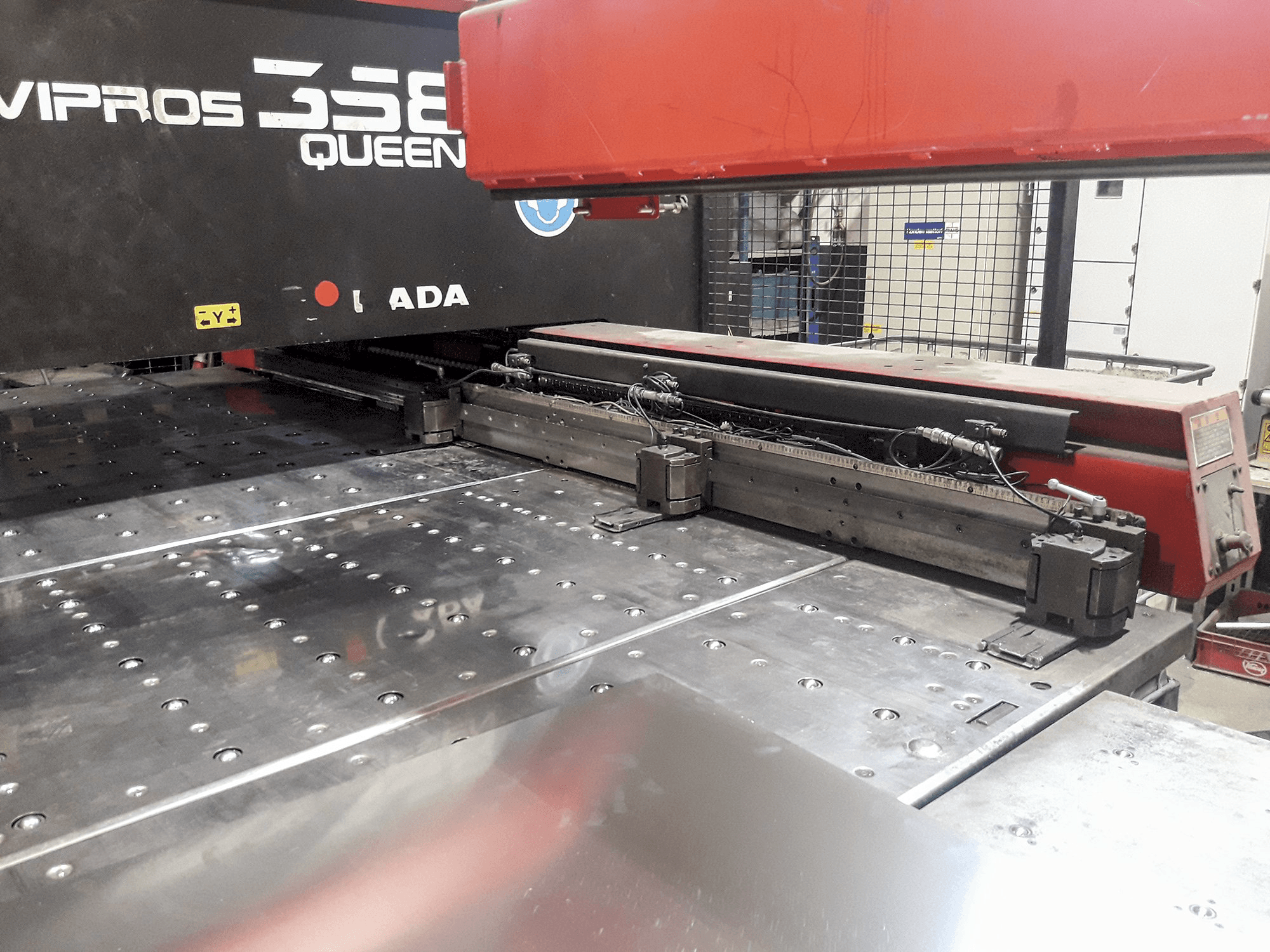 AMADA Vipros 358 QUEEN Mašinos darbo patalpa