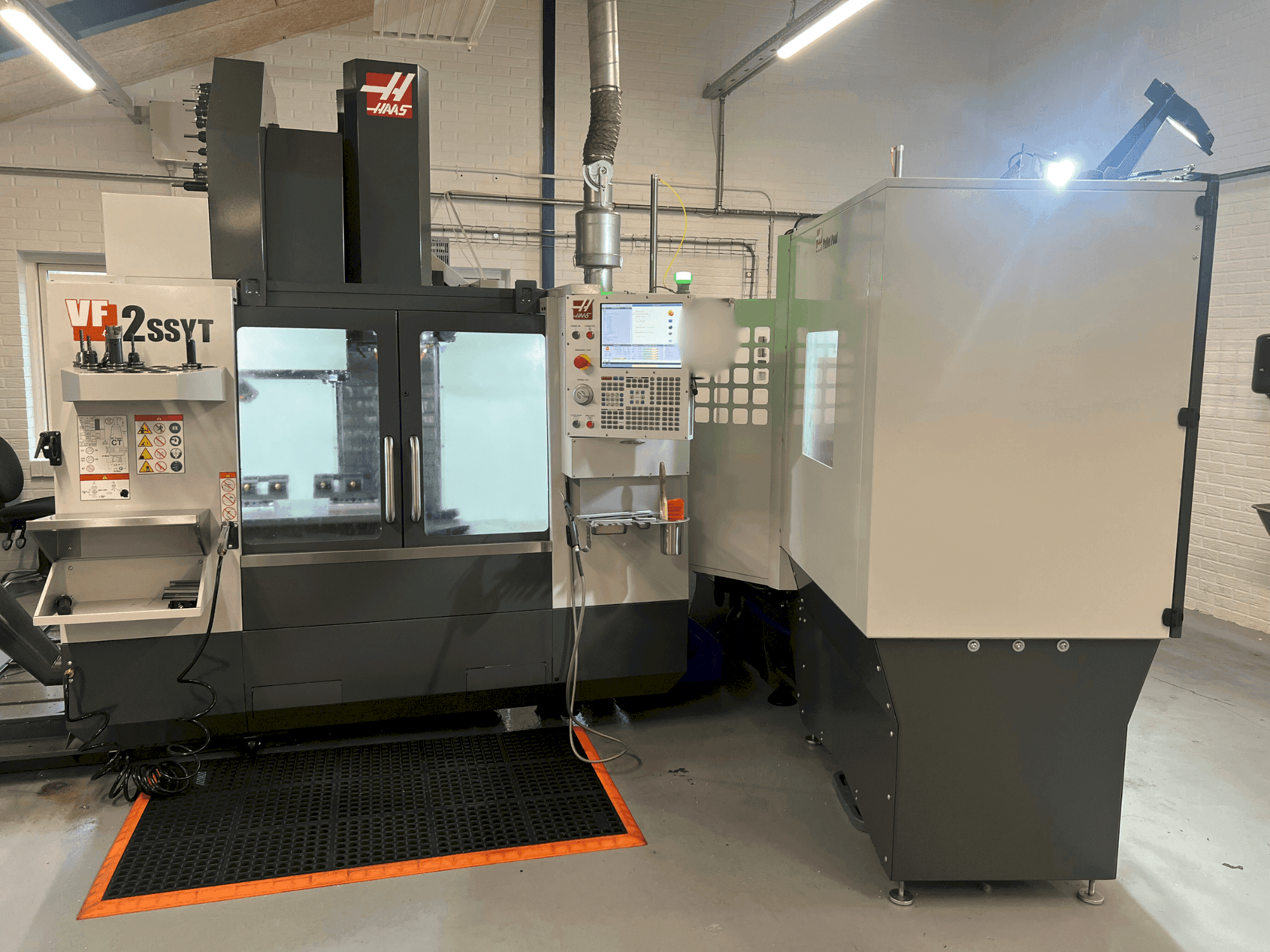 HAAS VF-2SSYT Mašinos vaizdas iš priekio