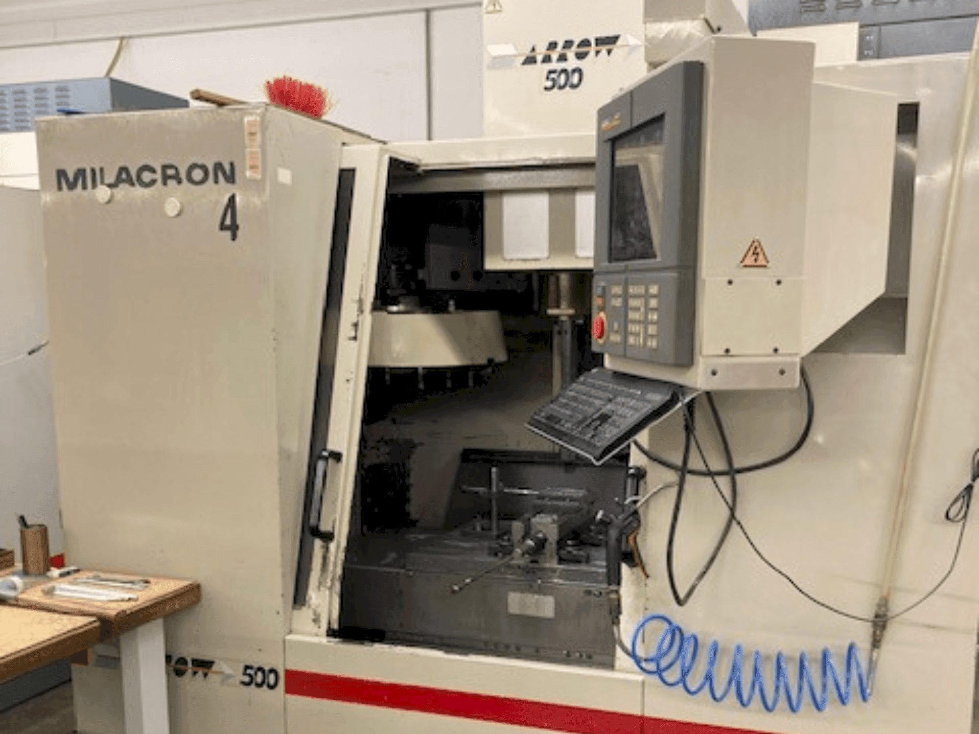 Cincinnati Milacron Arrow 500 Mašinos vaizdas iš priekio
