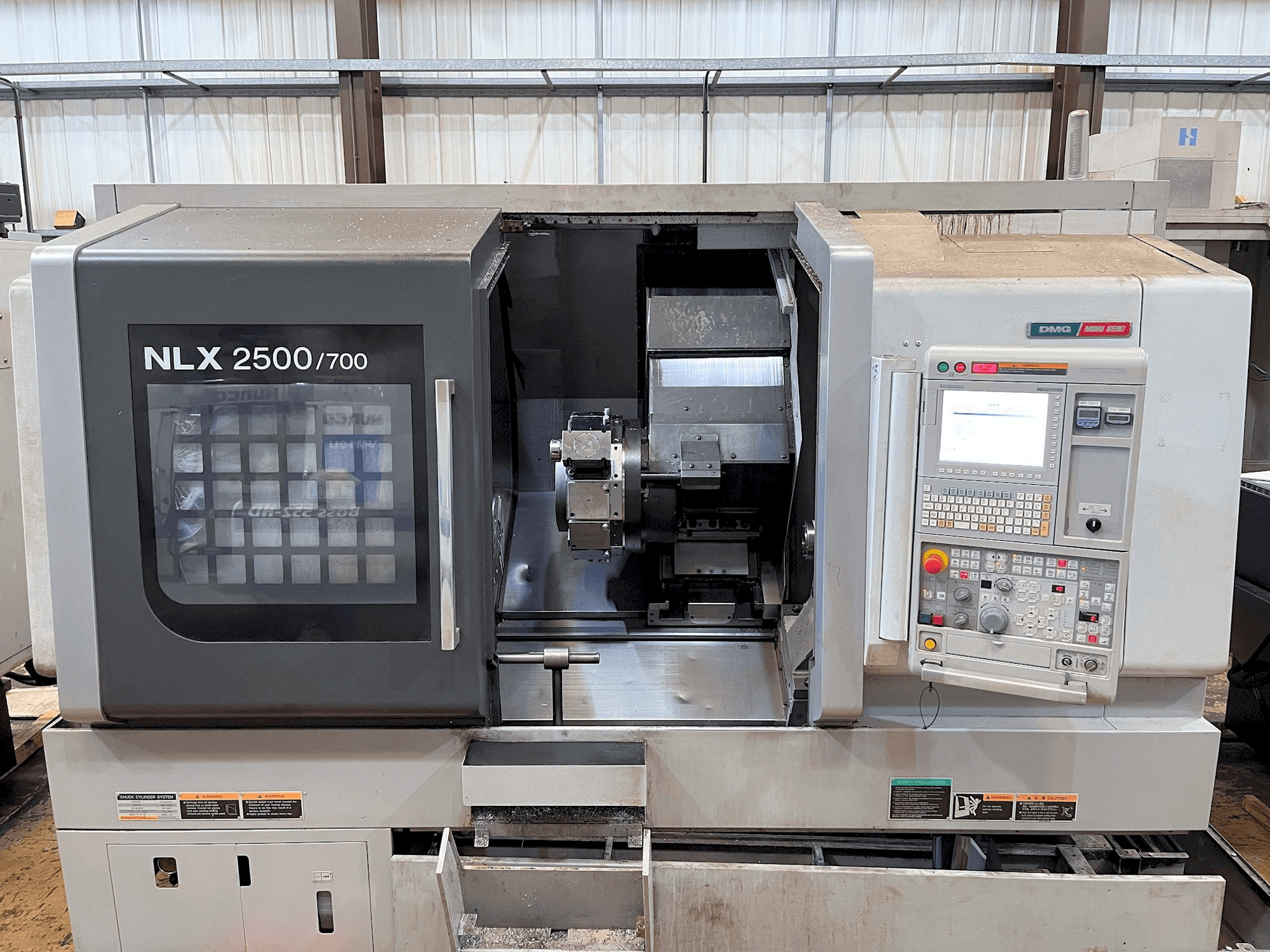 MORI SEIKI NLX2500Y-700 Mašinos vaizdas iš priekio