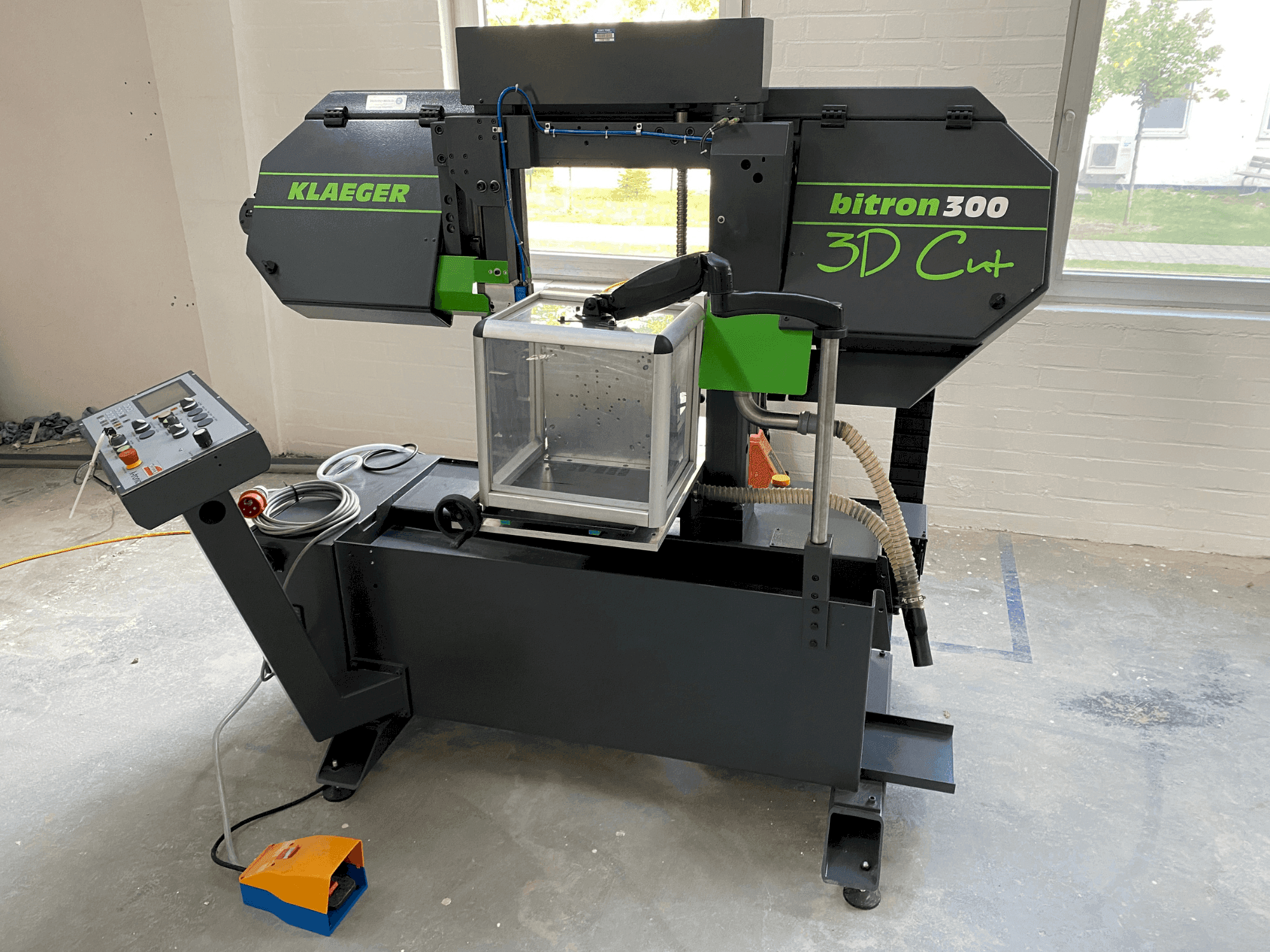 Klaeger Bitron 300 3D Cut Mašinos vaizdas iš priekio