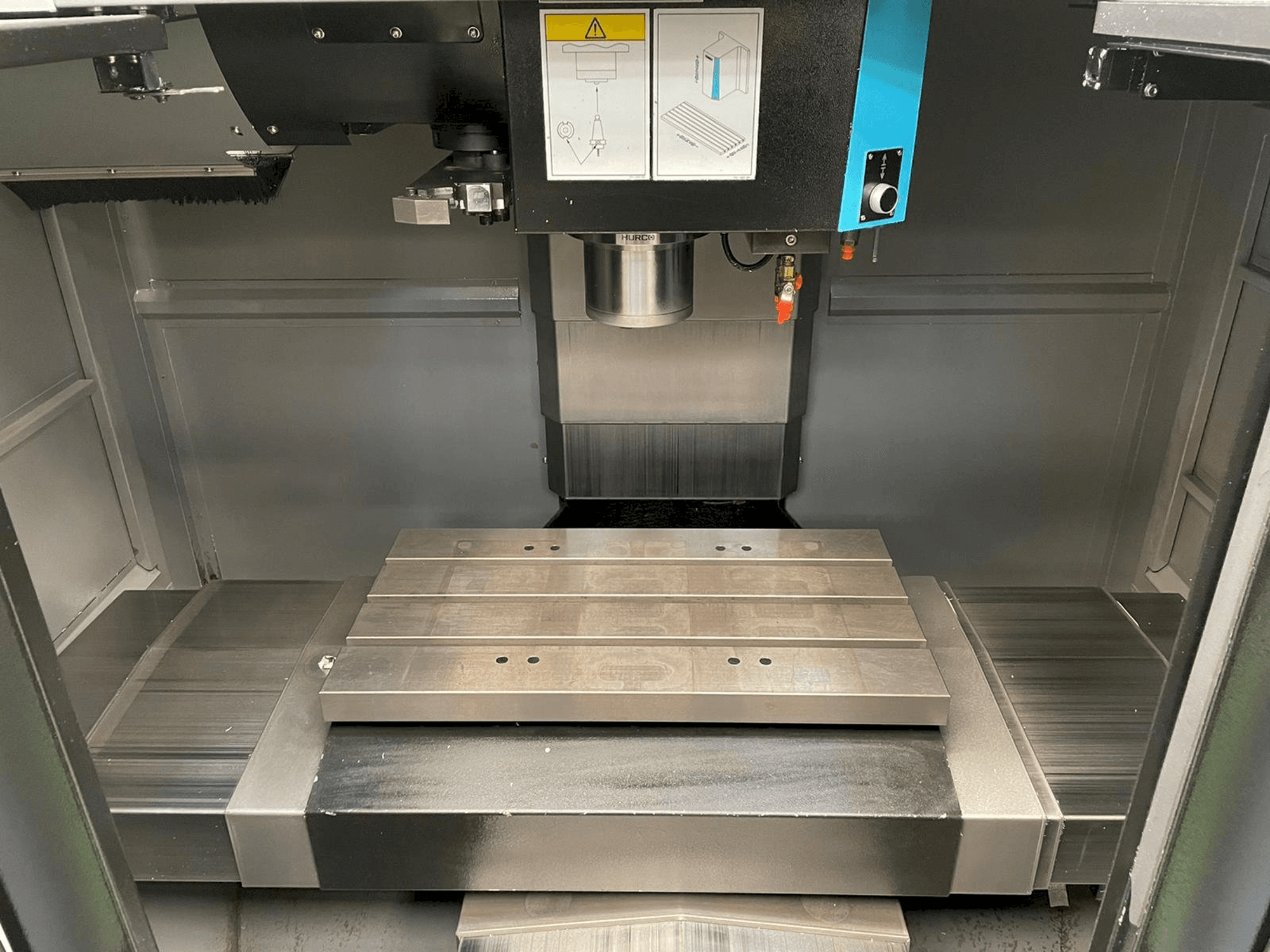 Hurco VM 10i Mašinos vaizdas iš priekio