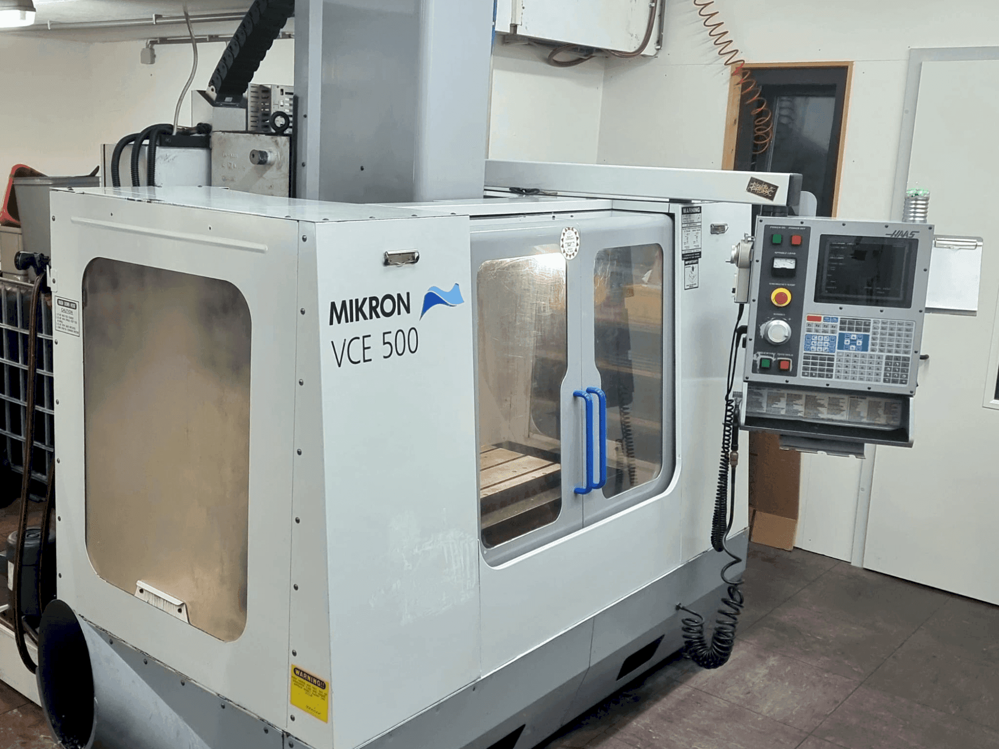 HAAS VCE 550 Mašinos vaizdas iš priekio
