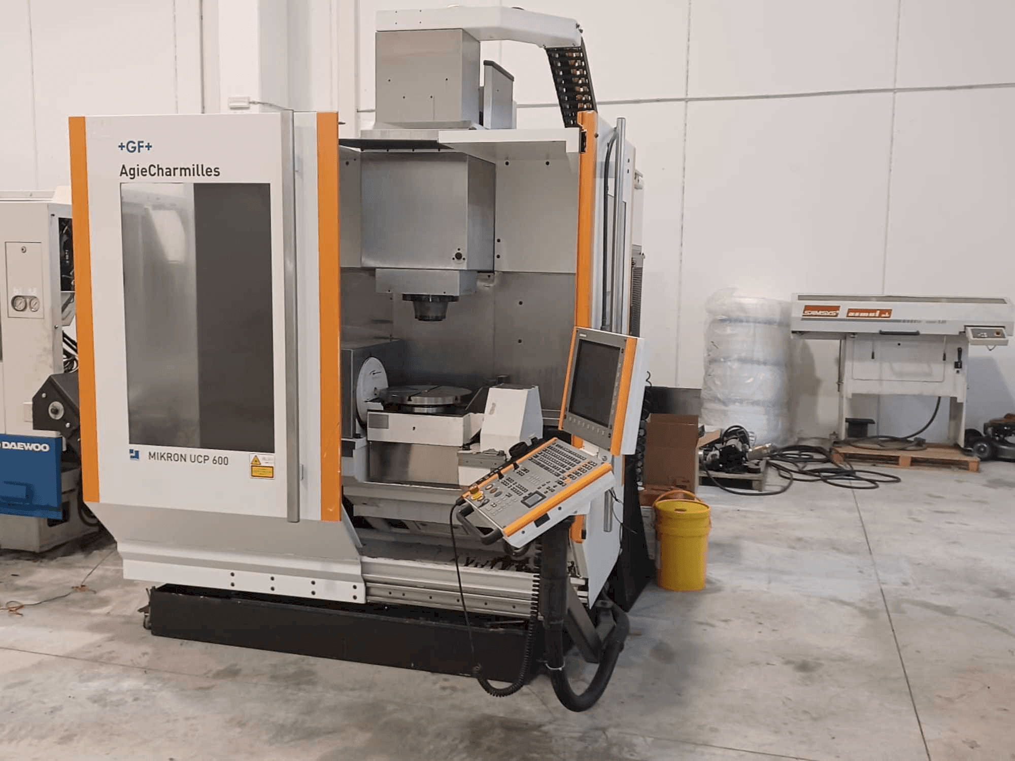 AgieCharmilles Mikron UCP 600 Mašinos vaizdas iš priekio