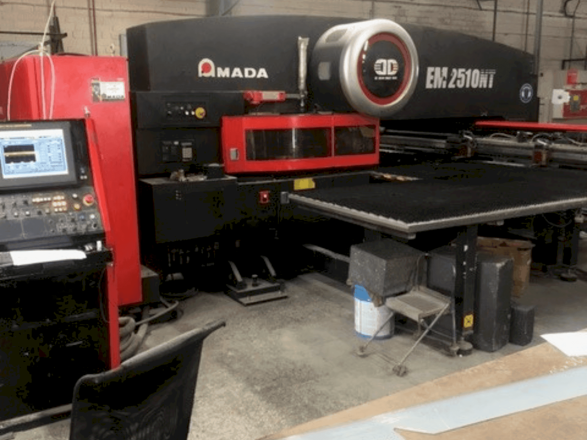 AMADA EM2510NT Mašinos vaizdas iš priekio