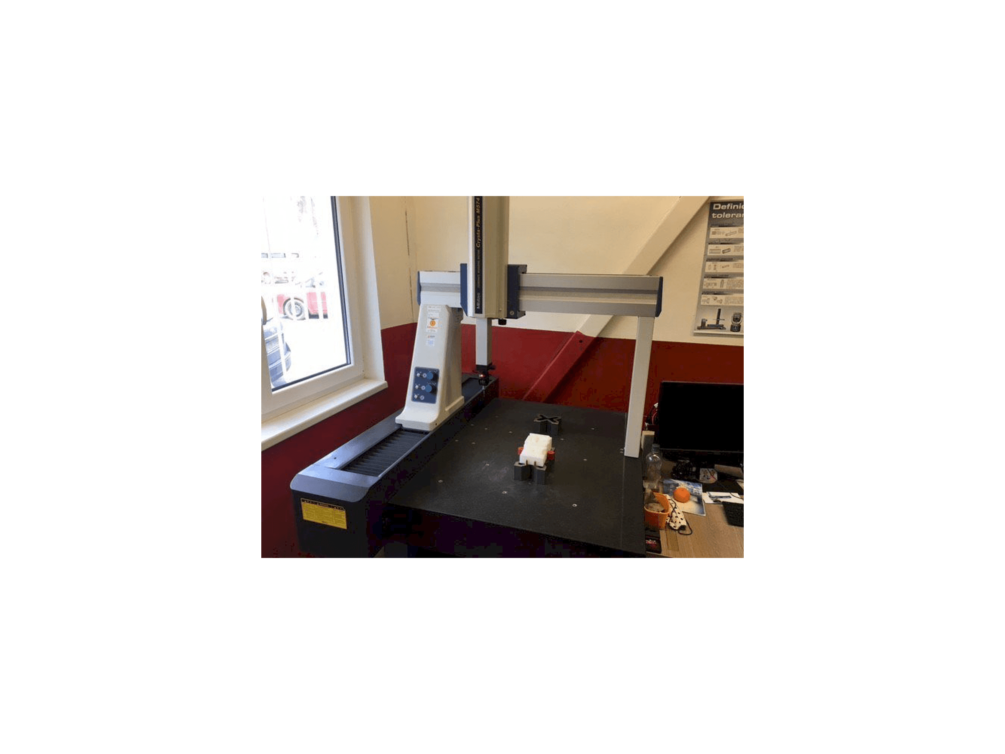 Mitutoyo Crysta-Plus M 574 Mašinos vaizdas iš priekio