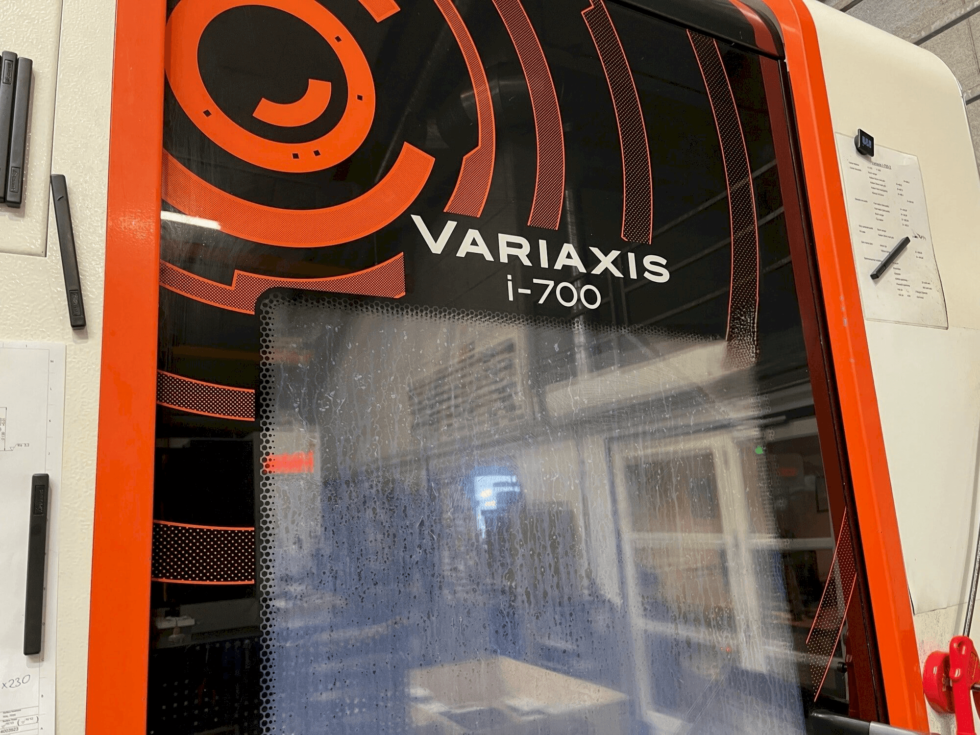 Mazak Variaxis i-700 Mašinos vaizdas iš priekio