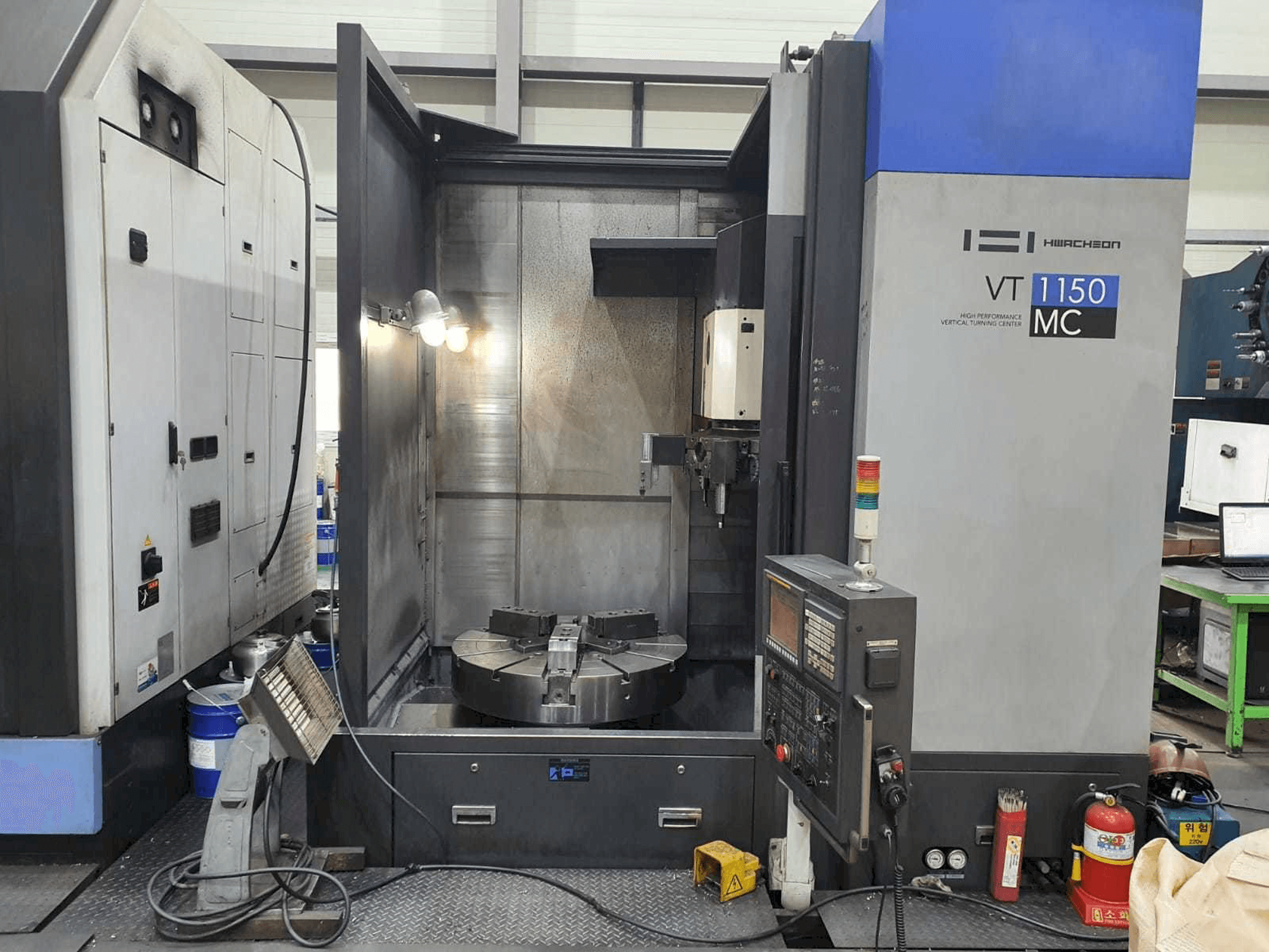 HWACHEON VT 1150 MC Mašinos vaizdas iš priekio