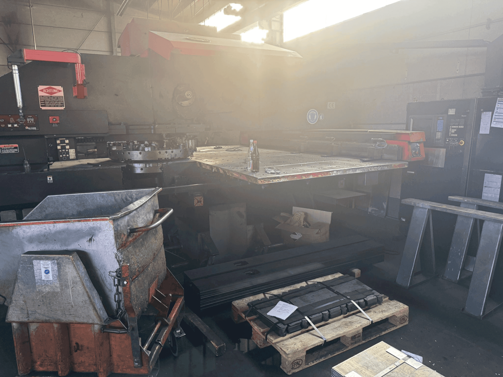 AMADA PEGA 306072 2000MM Mašinos vaizdas iš priekio