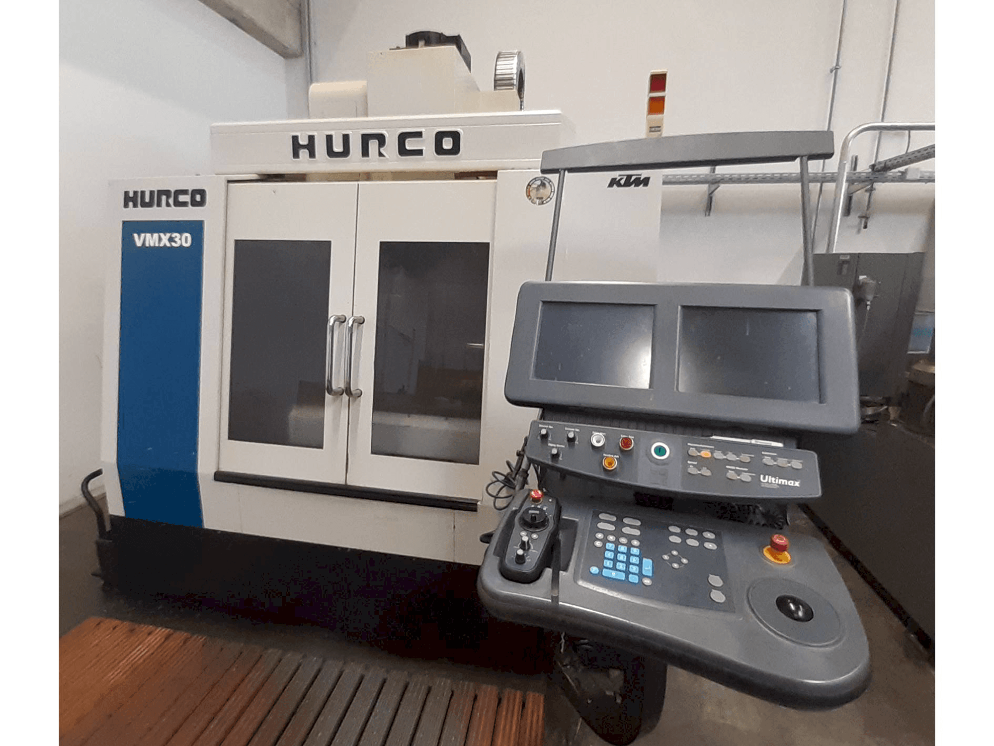 Hurco VMX 30 Mašinos vaizdas iš priekio