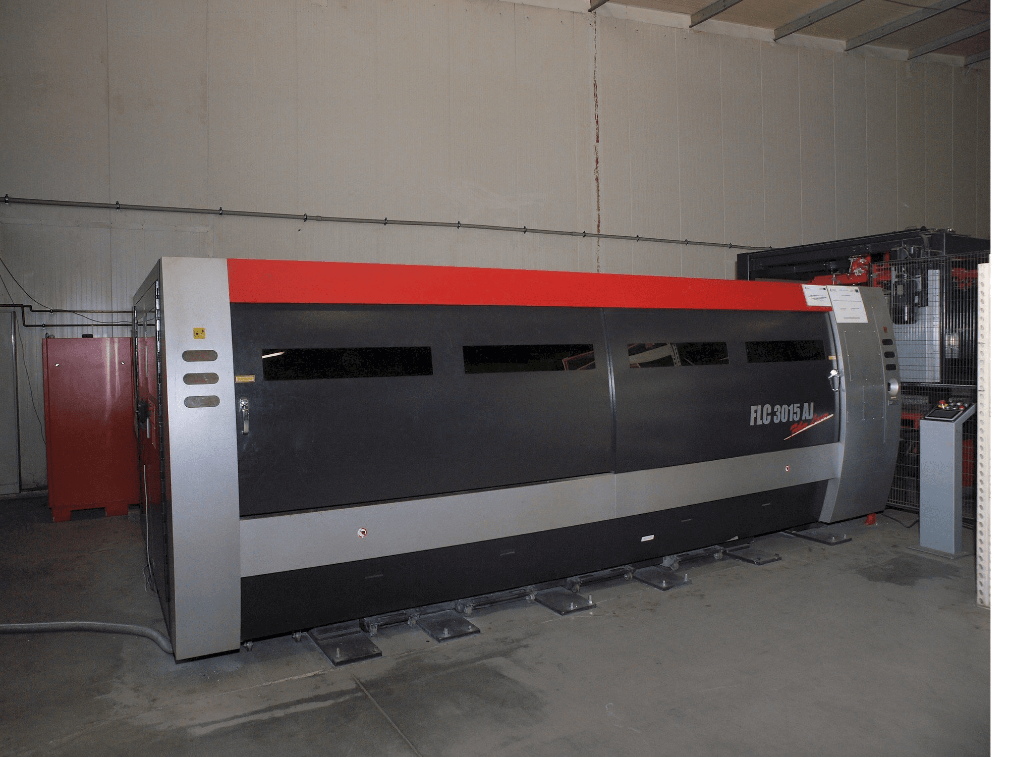 AMADA LC-3015 AJ 2kW Fiber laser Mašinos vaizdas iš priekio