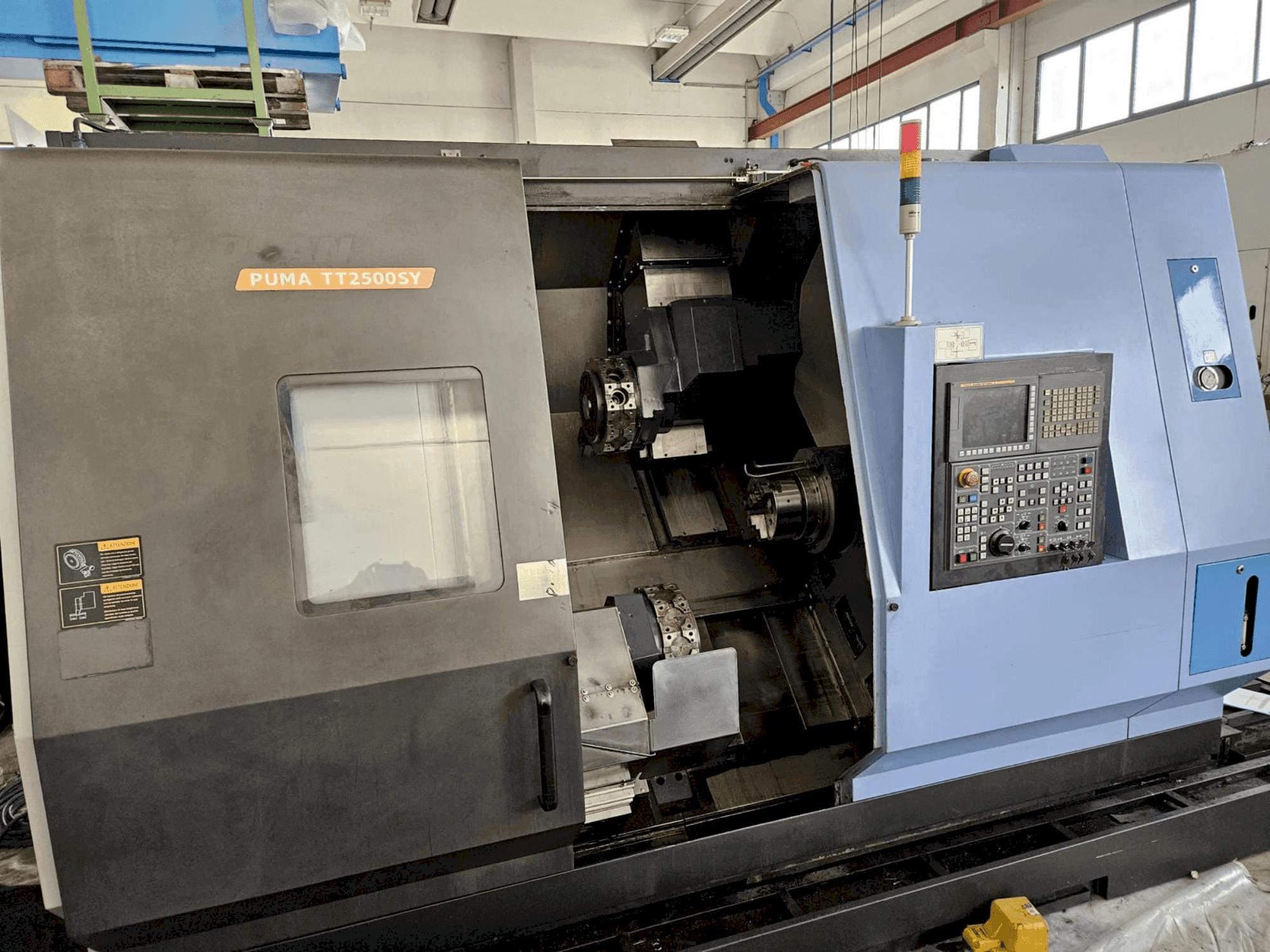 DOOSAN TT2500SY Mašinos vaizdas iš priekio