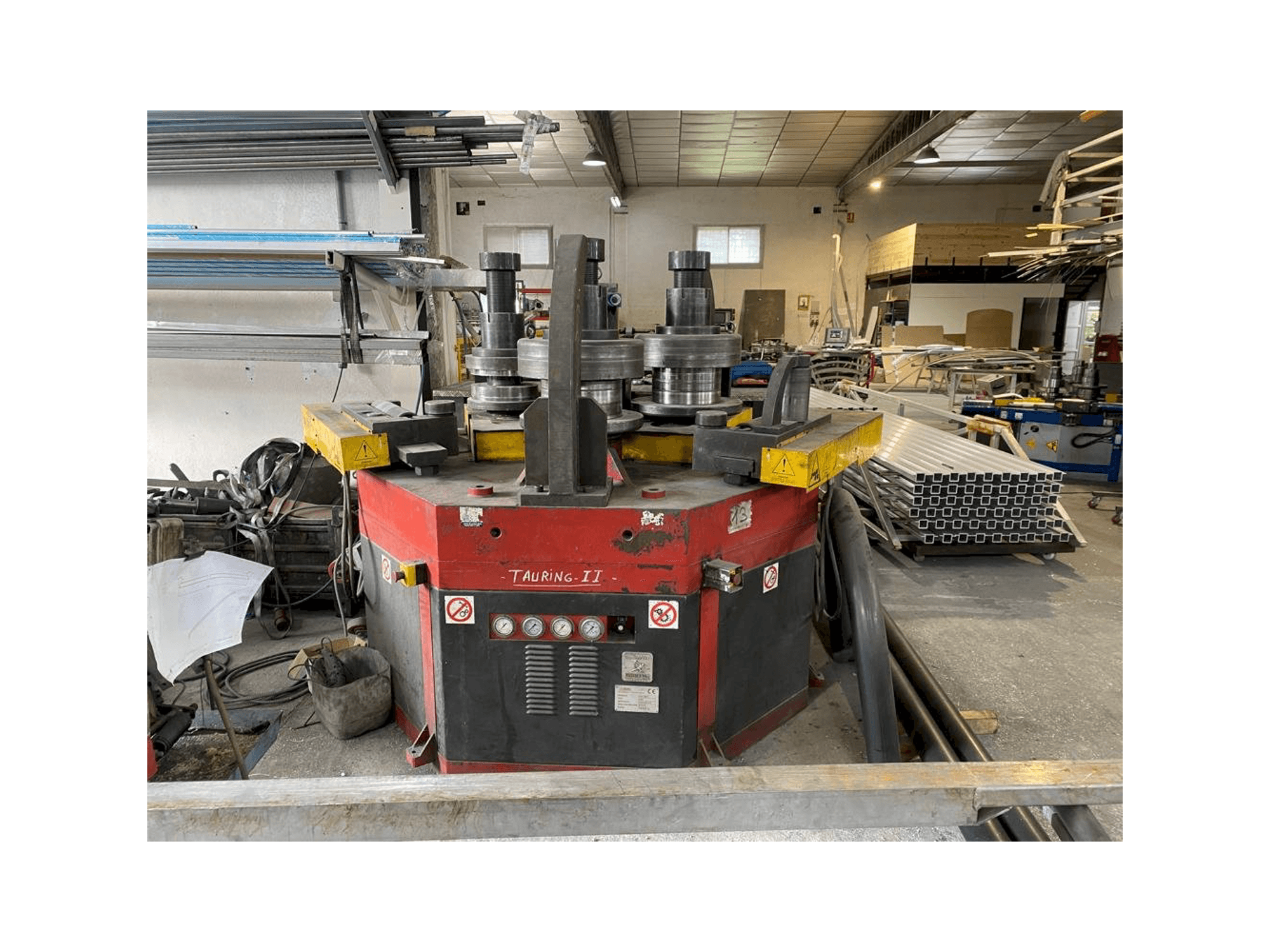 Tauring Alfa 200 Mašinos vaizdas iš priekio