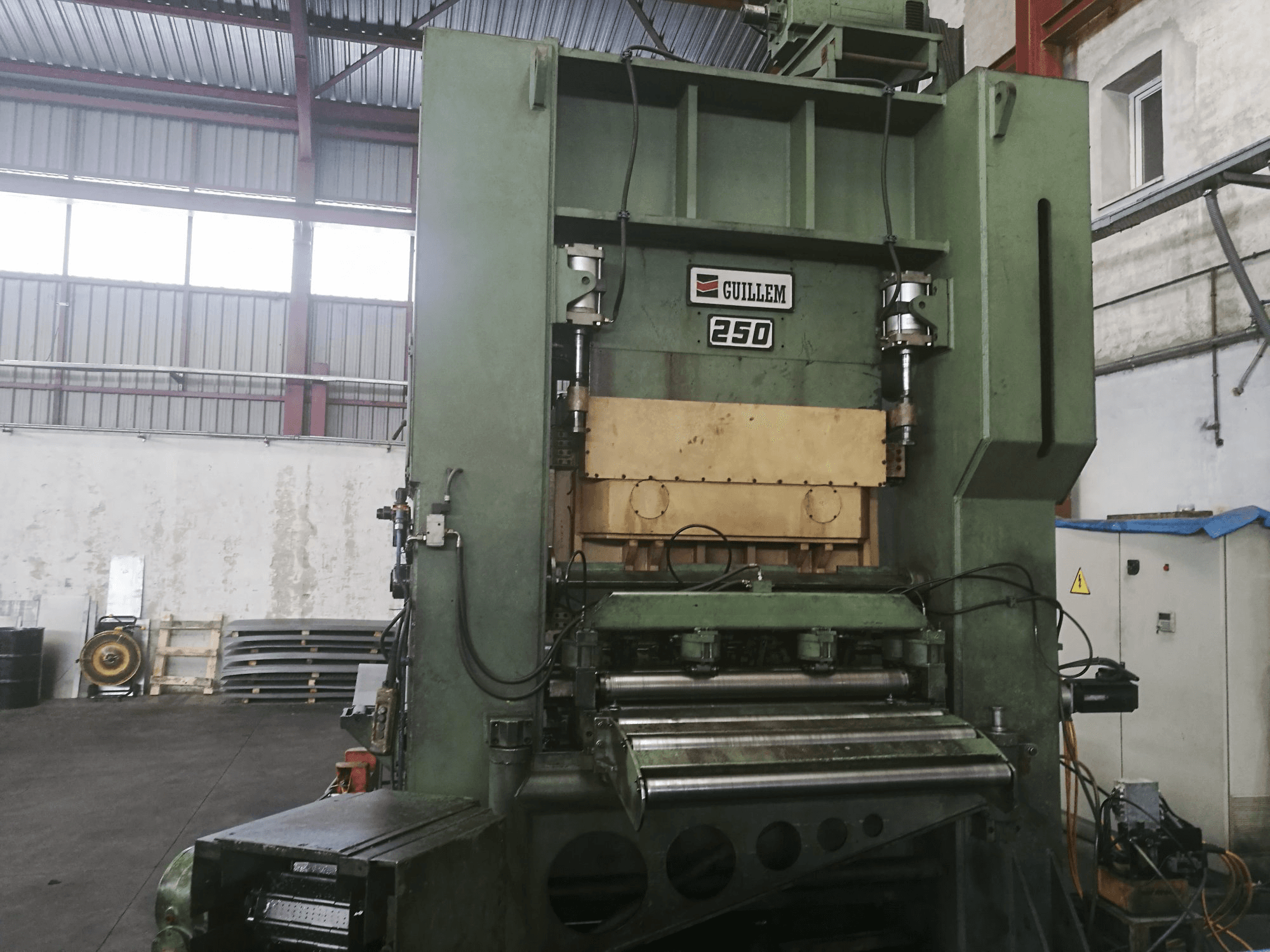 GUILLEM D2.250 Mašinos vaizdas iš priekio