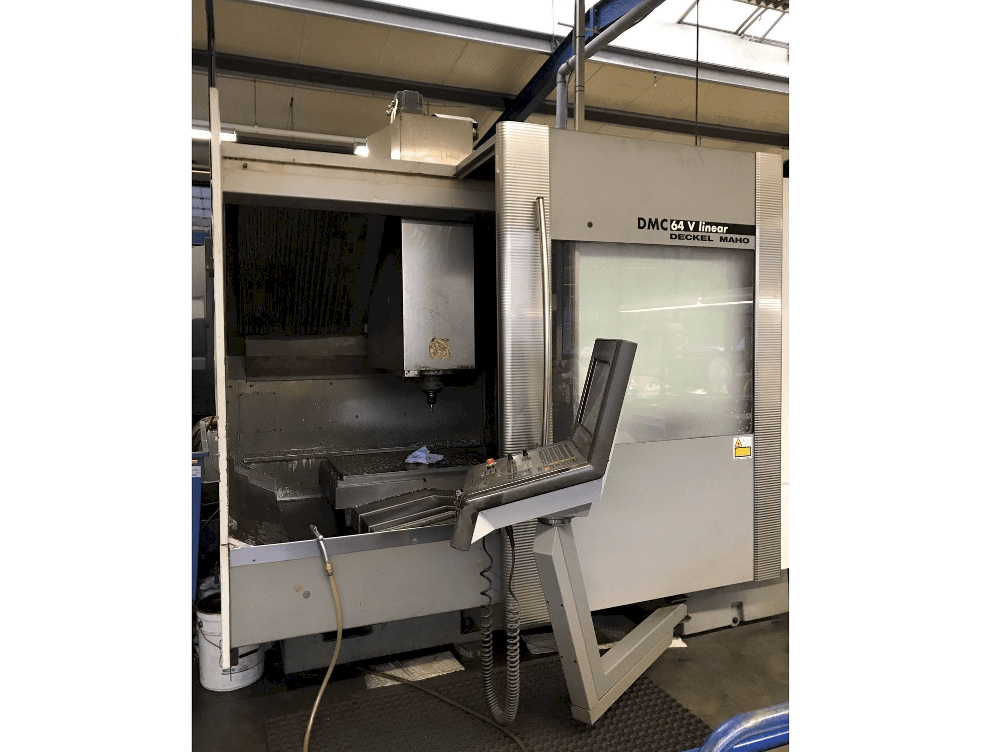 DECKEL MAHO DMC 64V Linear Mašinos vaizdas iš kairės pusės