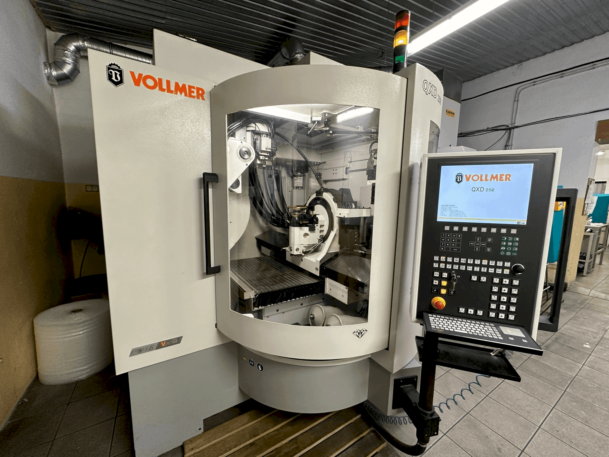 VOLLMER QXD 250 Mašinos vaizdas iš priekio