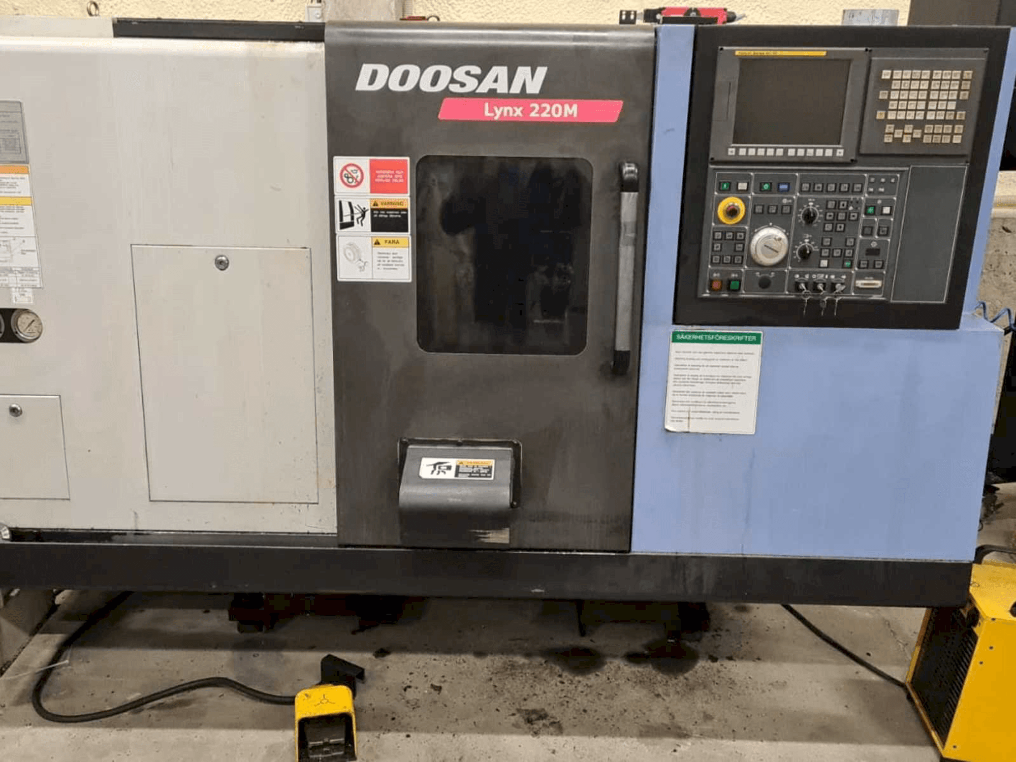 Doosan Lynx 220MA + bar feeder LNS Express Mašinos vaizdas iš priekio