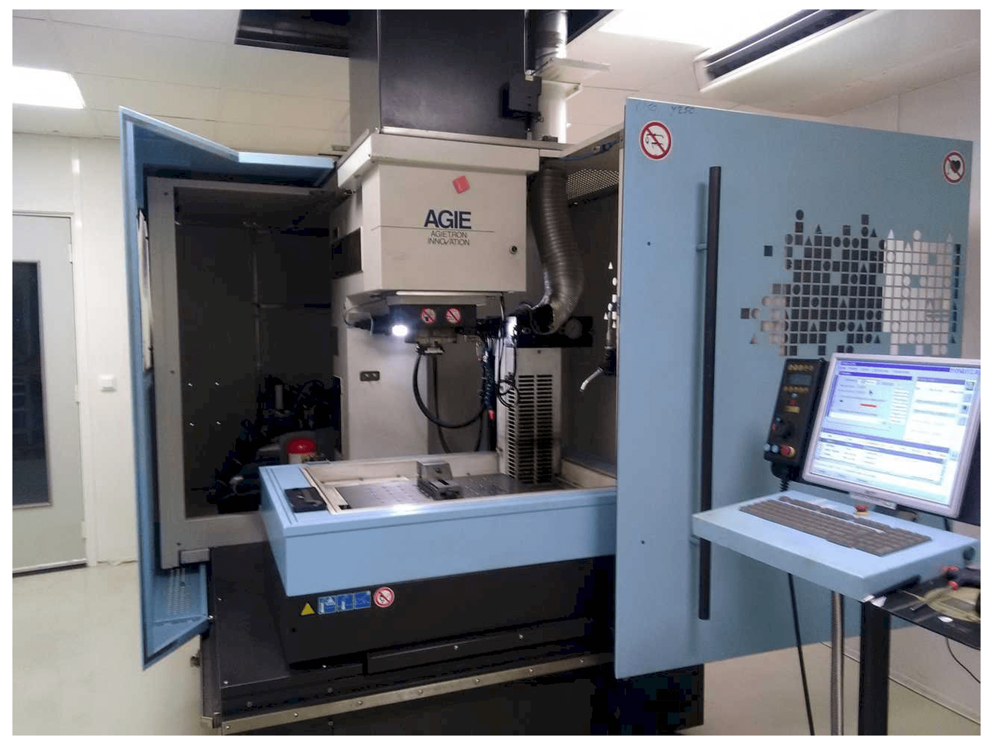 AGIE AGIETRON INNOVATION 2 Mašinos vaizdas iš priekio