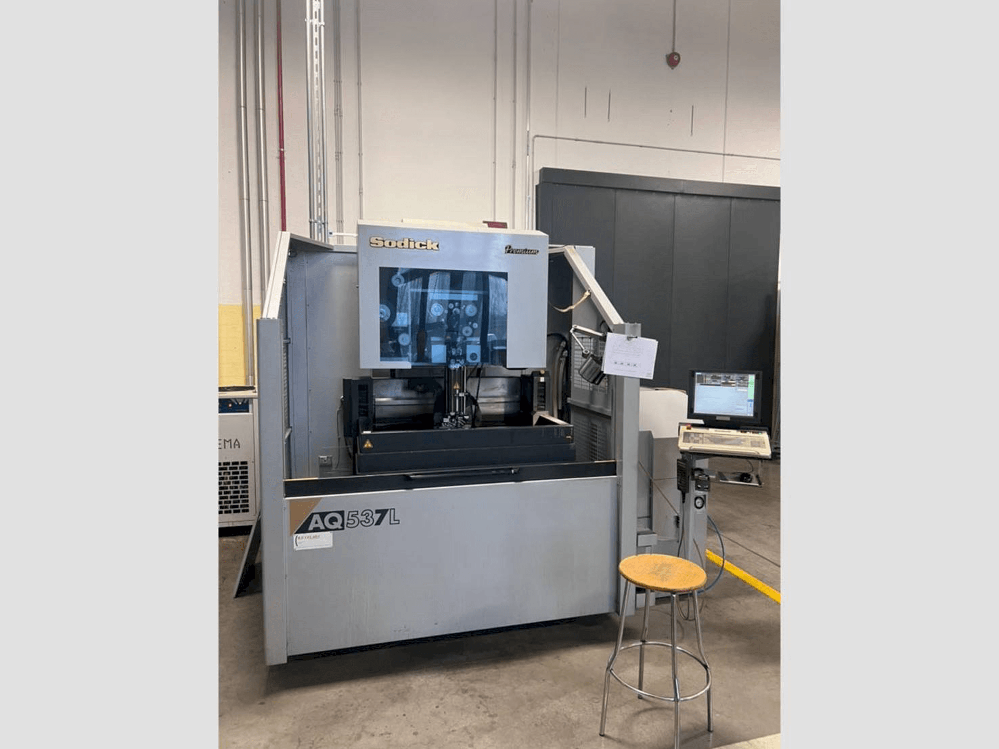 Sodick AQ537L Mašinos vaizdas iš priekio