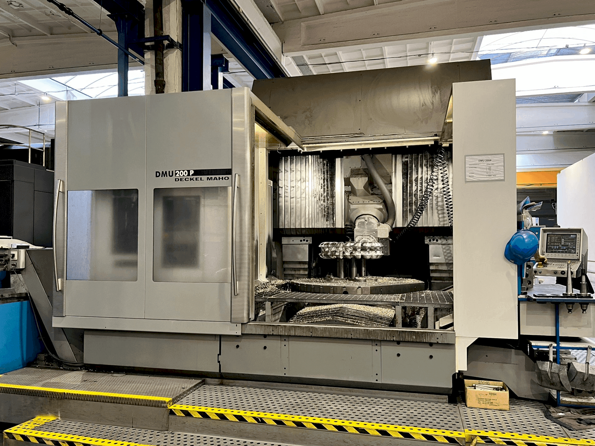 DECKEL MAHO DMU 200P Mašinos vaizdas iš priekio