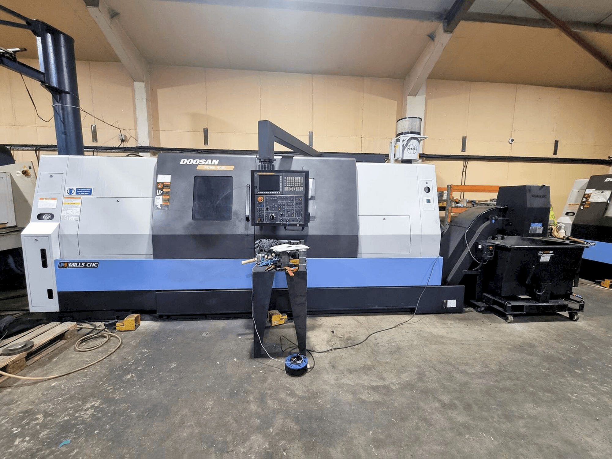 DOOSAN Puma 400LB Mašinos vaizdas iš priekio