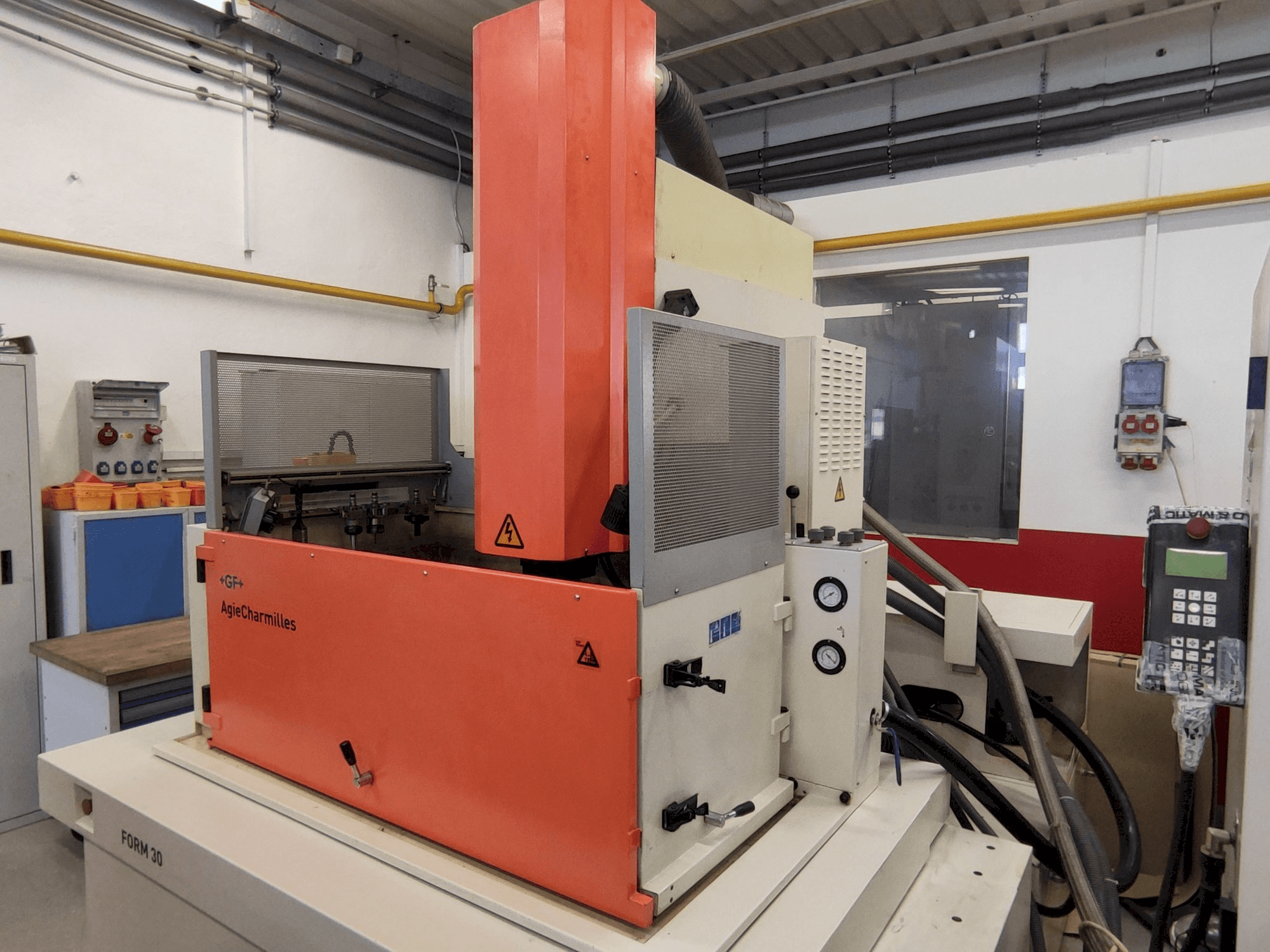 AgieCharmilles FORM 30 Mašinos vaizdas iš priekio