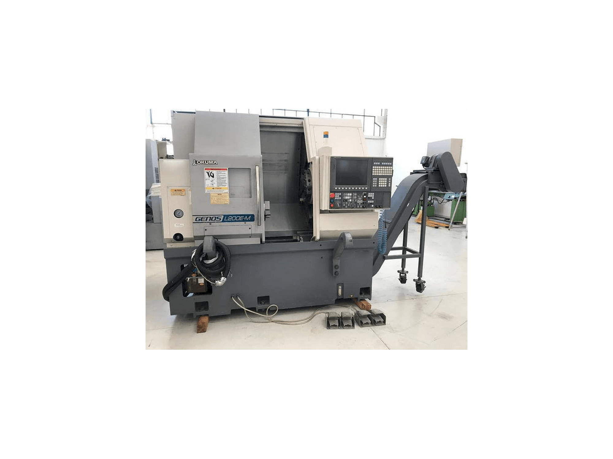 Okuma Genos L200E-MY Mašinos vaizdas iš priekio