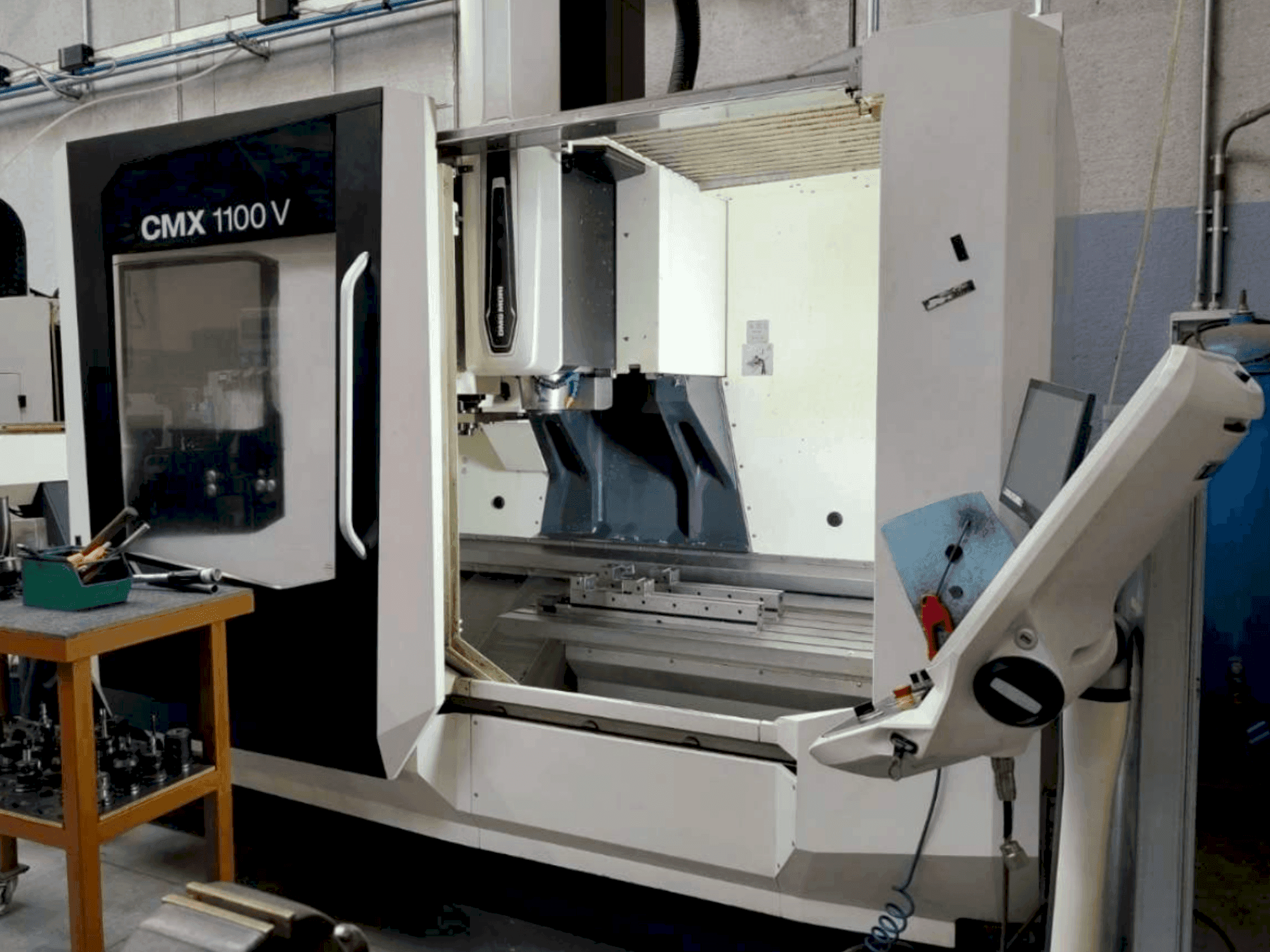 DMG MORI CMX 1100V Mašinos vaizdas iš priekio