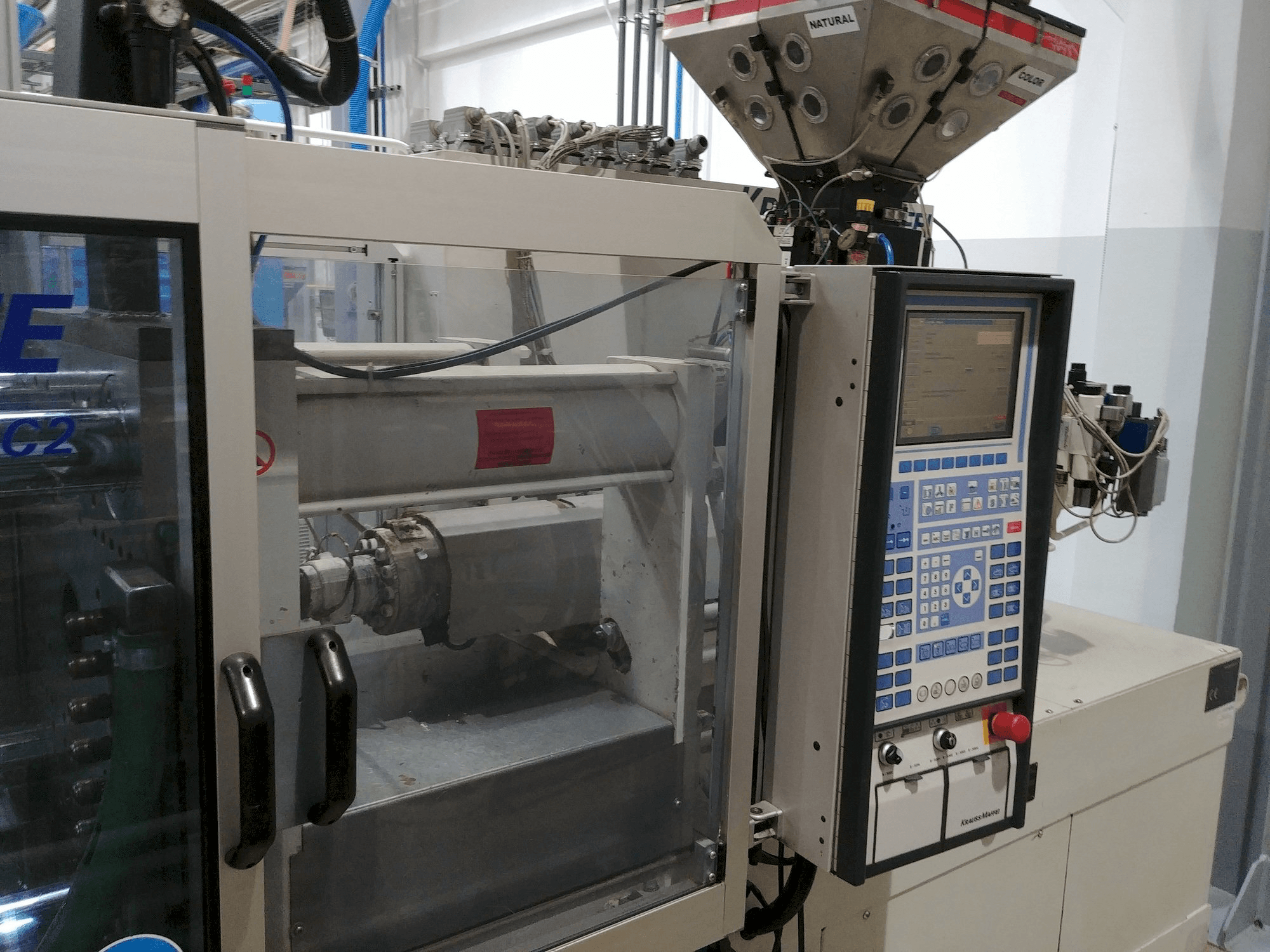 Krauss Maffei KM 80-220 C Mašinos kairės pusės vaizdas