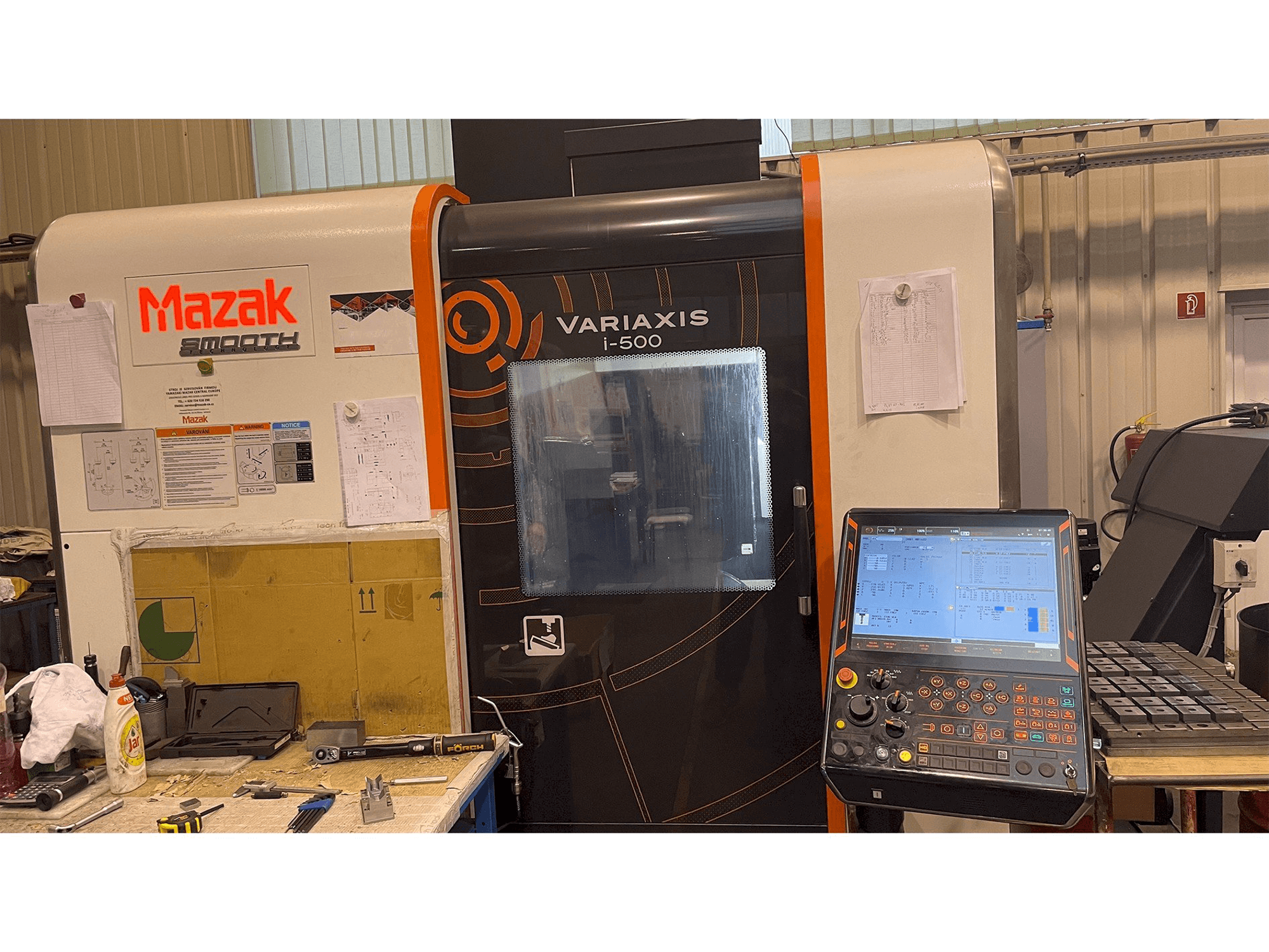 Mazak Variaxis i-500 Mašinos vaizdas iš priekio