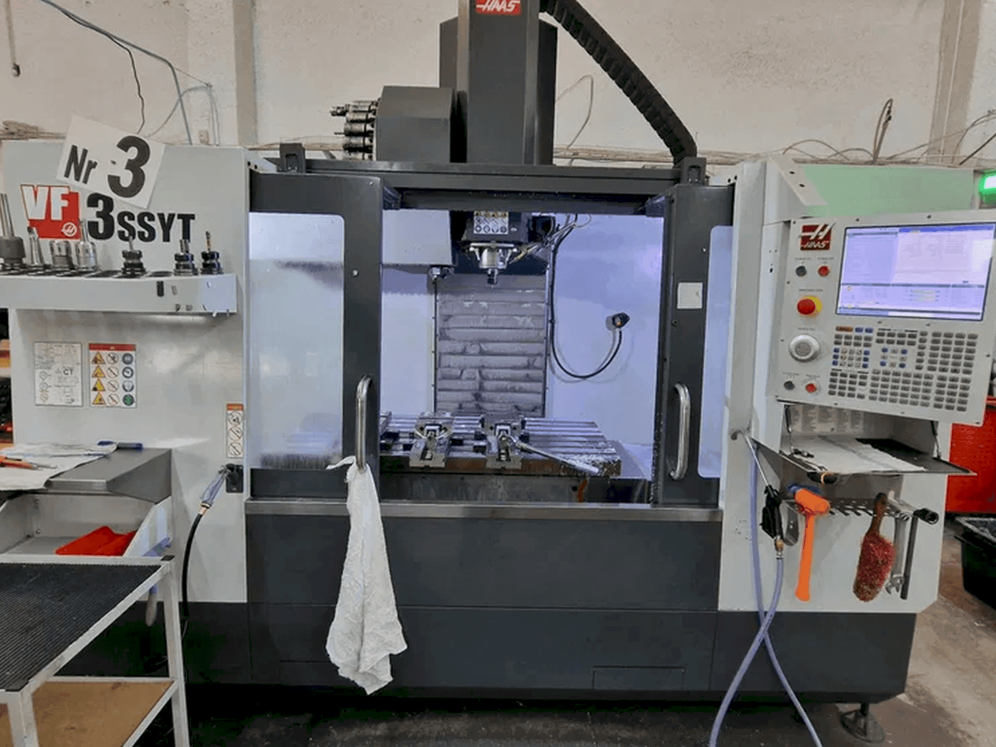 HAAS VF-3 SSYT Mašinos vaizdas iš priekio