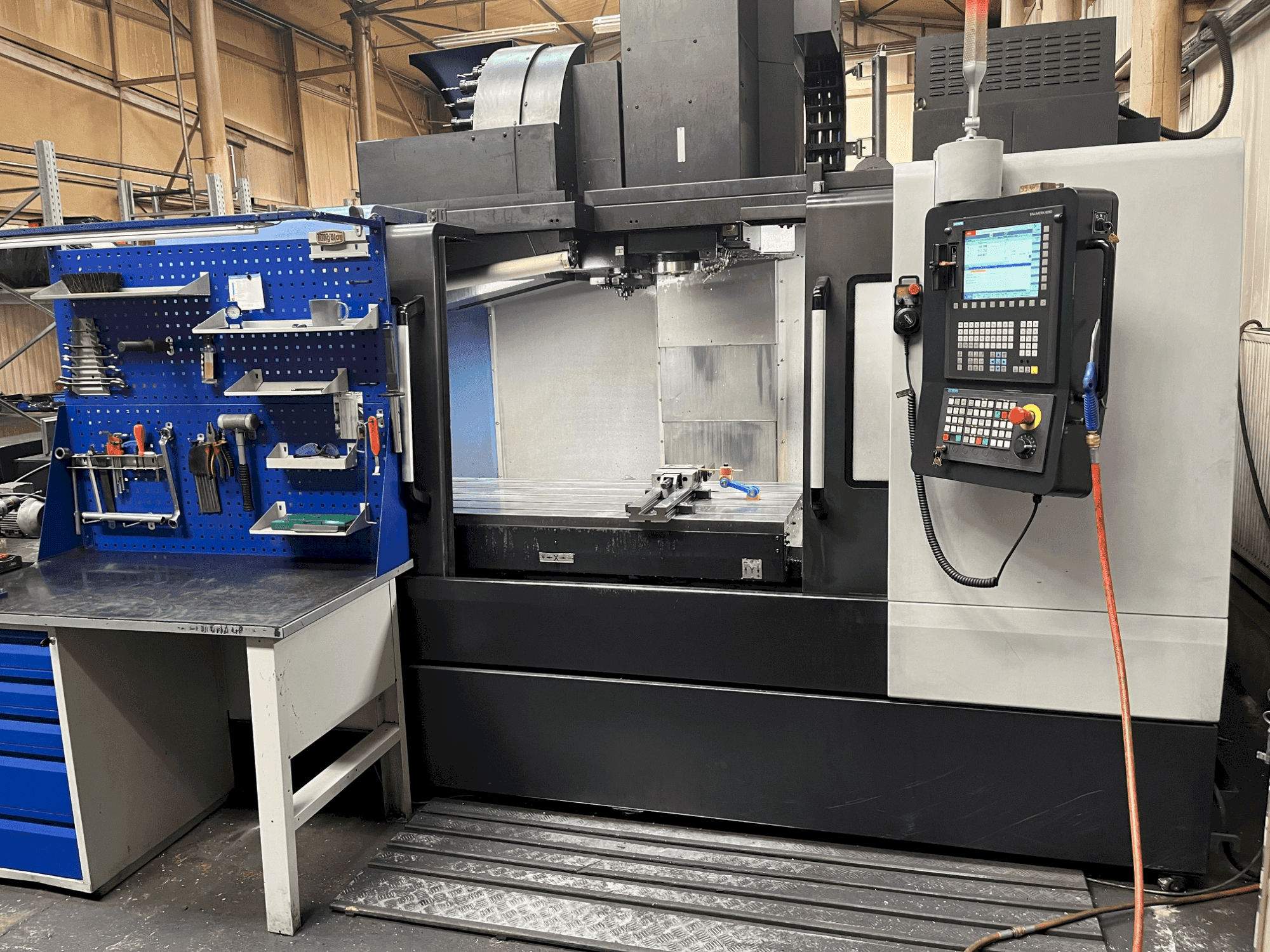 DOOSAN DNM 6700 Mašinos vaizdas iš priekio