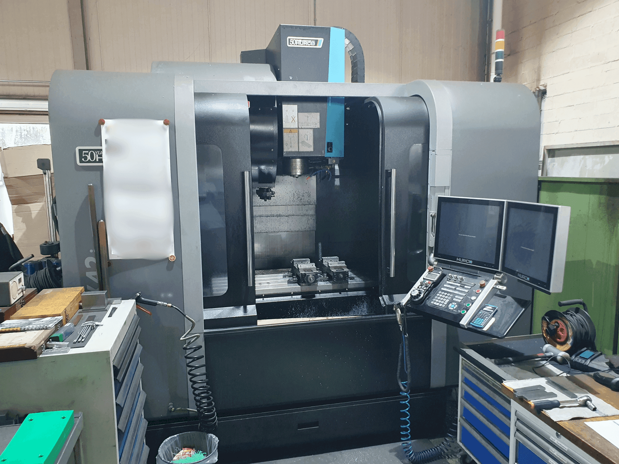 Hurco VMX42i Mašinos vaizdas iš priekio
