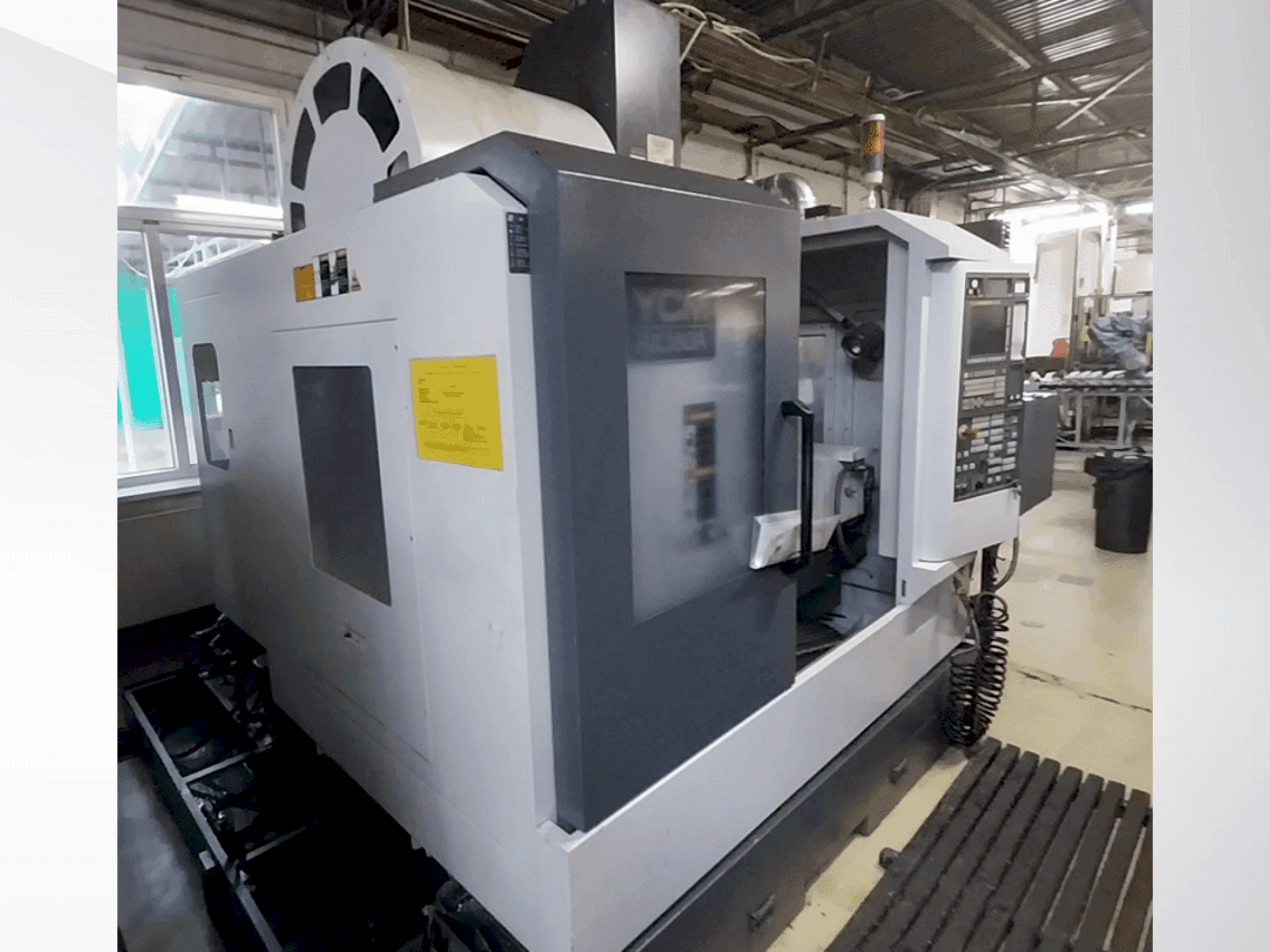 YCM FX380A Mašinos vaizdas iš priekio